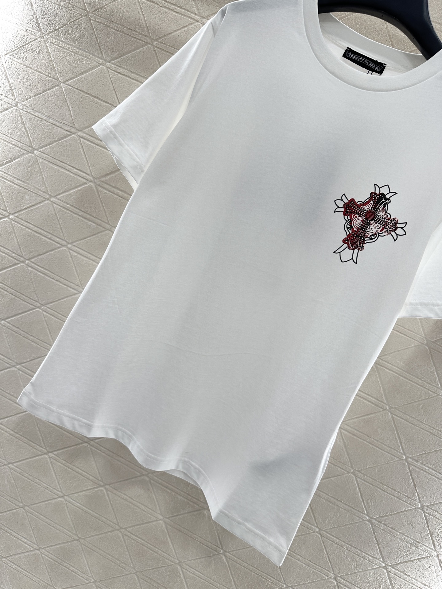 ♥Chrome hear*♥2025新品上架 印花烫钻圆领𝑇𝑒𝑒定制YB原生全棉材质，透气舒适，质感十足