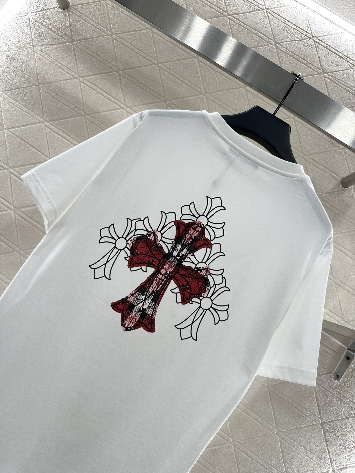 ♥Chrome hear*♥2025新品上架 印花烫钻圆领𝑇𝑒𝑒定制YB原生全棉材质，透气舒适，质感十足