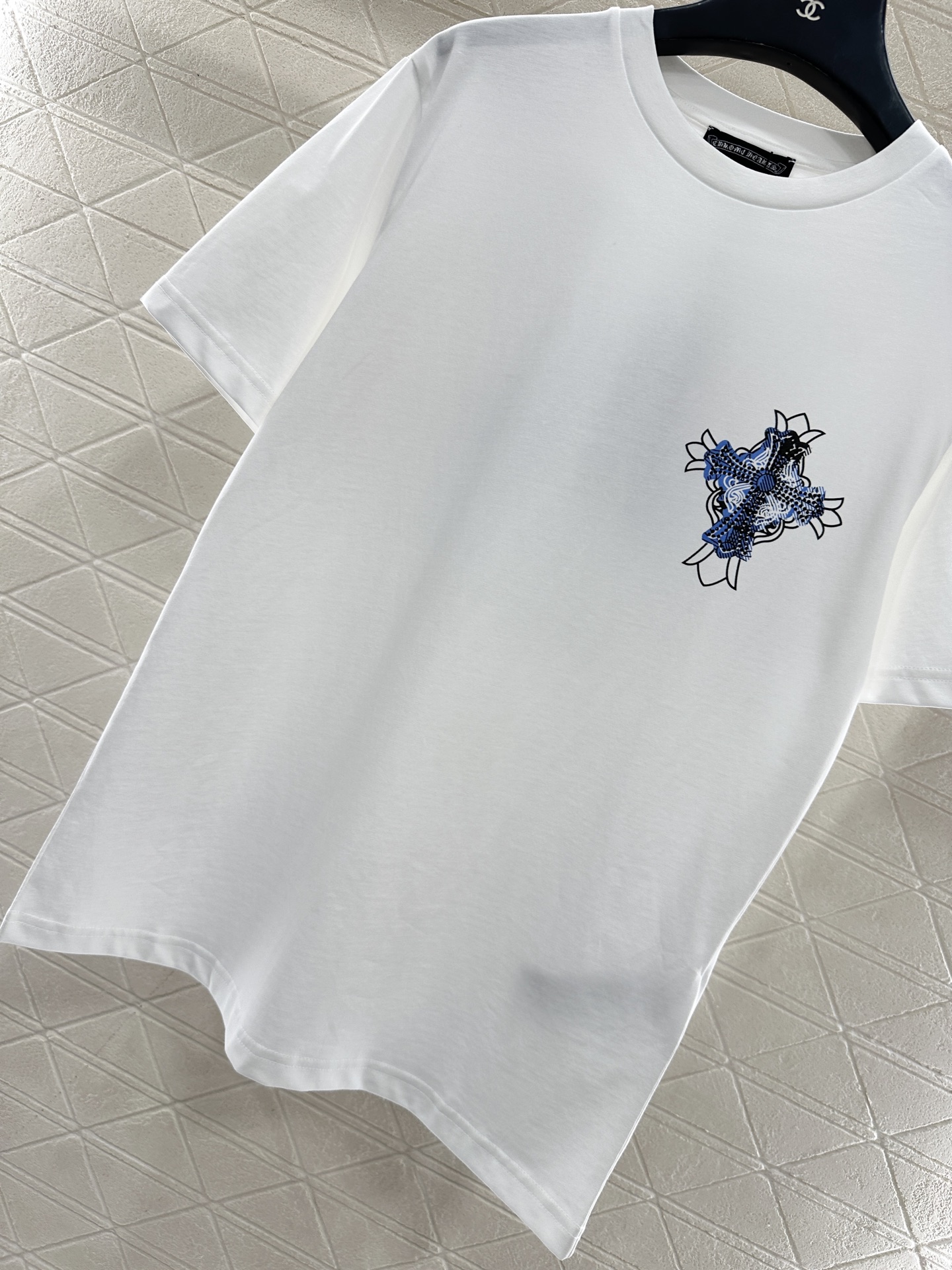 ♥Chrome hear*♥2025新品上架 印花烫钻圆领𝑇𝑒𝑒定制YB原生全棉材质，透气舒适，质感十足