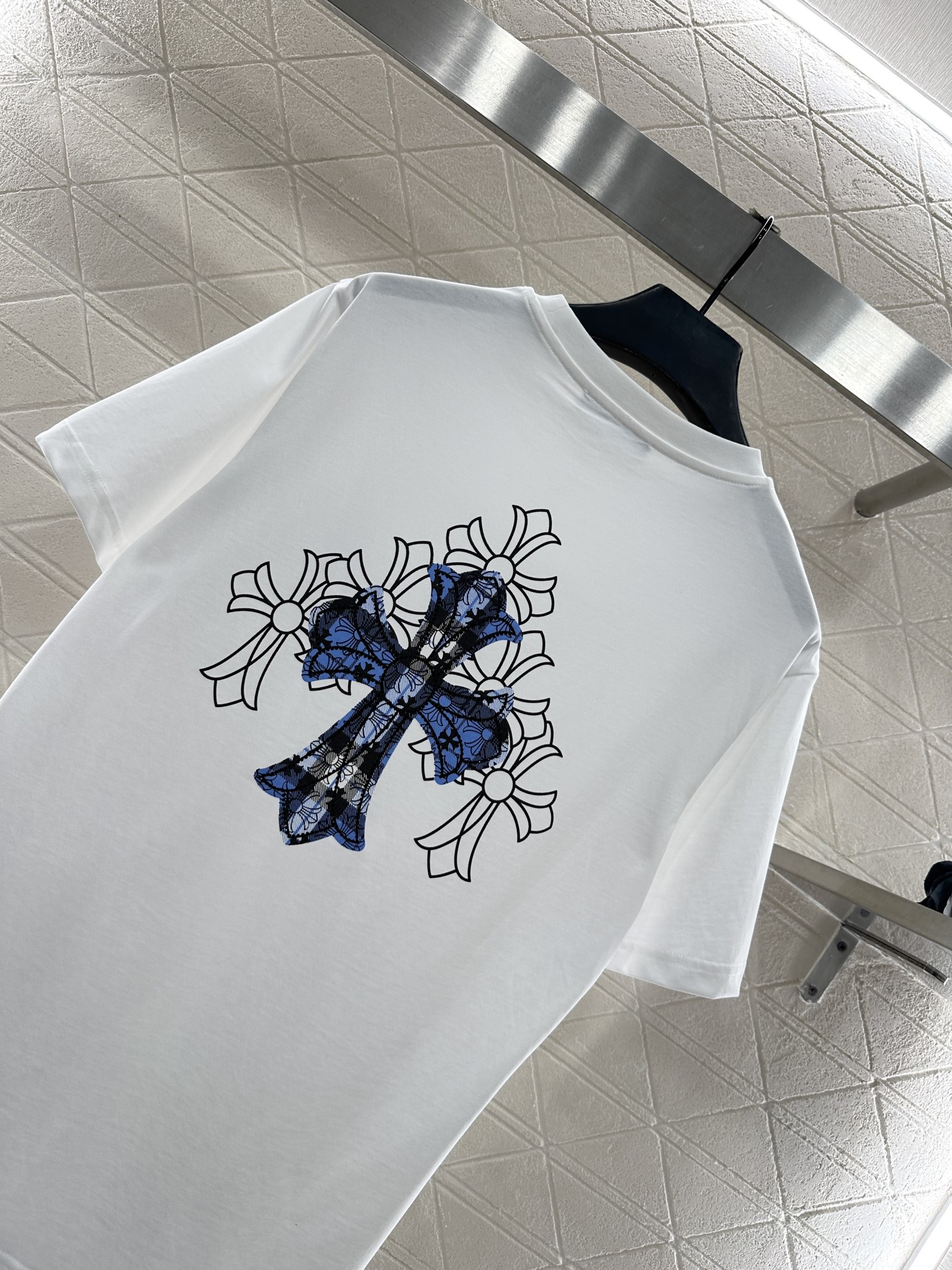 ♥Chrome hear*♥2025新品上架 印花烫钻圆领𝑇𝑒𝑒定制YB原生全棉材质，透气舒适，质感十足