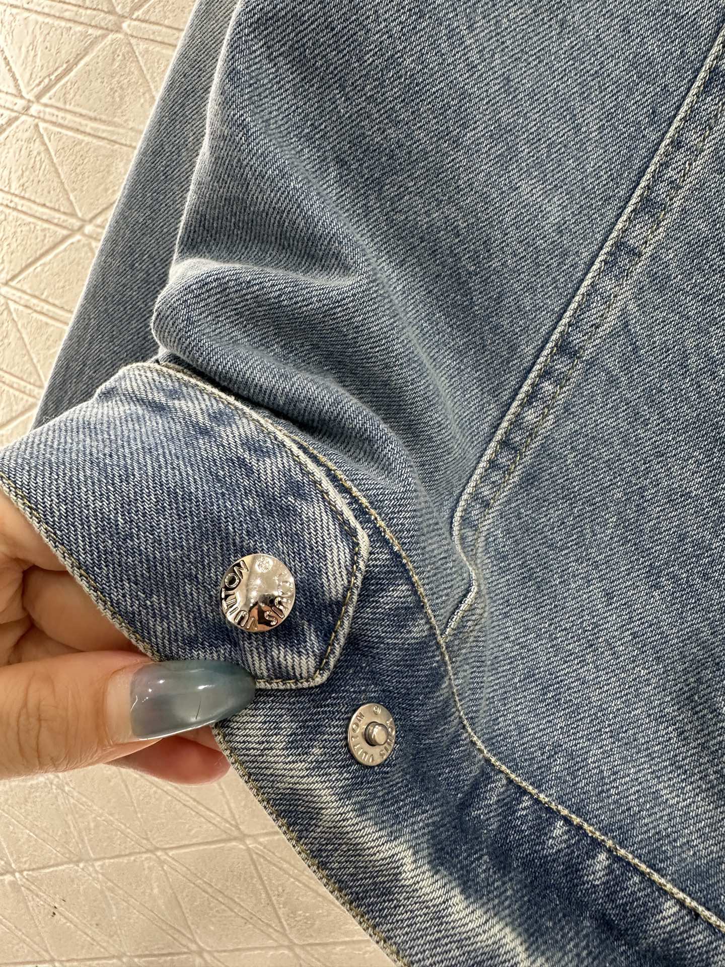 ♥Louis vuitto*♥2025新品上架 两面穿格纹翻领牛仔外套定制YB斜纹棉牛仔材质，质感复古，