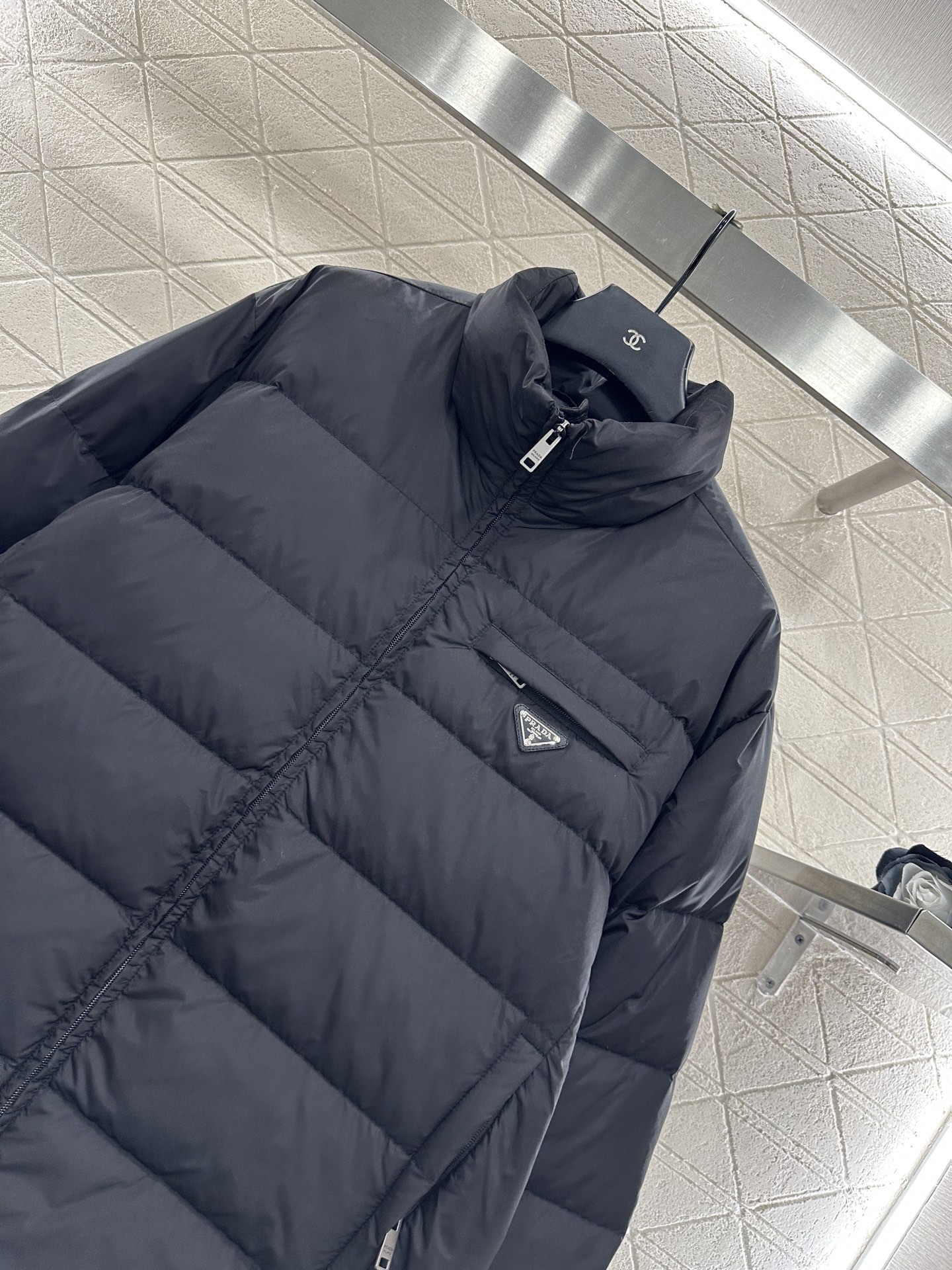 ♥Prad*♥2025新品上架 长方压纹立领羽绒服定制YB进口再生尼龙材质，白鹅绒填充内里，整件轻盈保暖