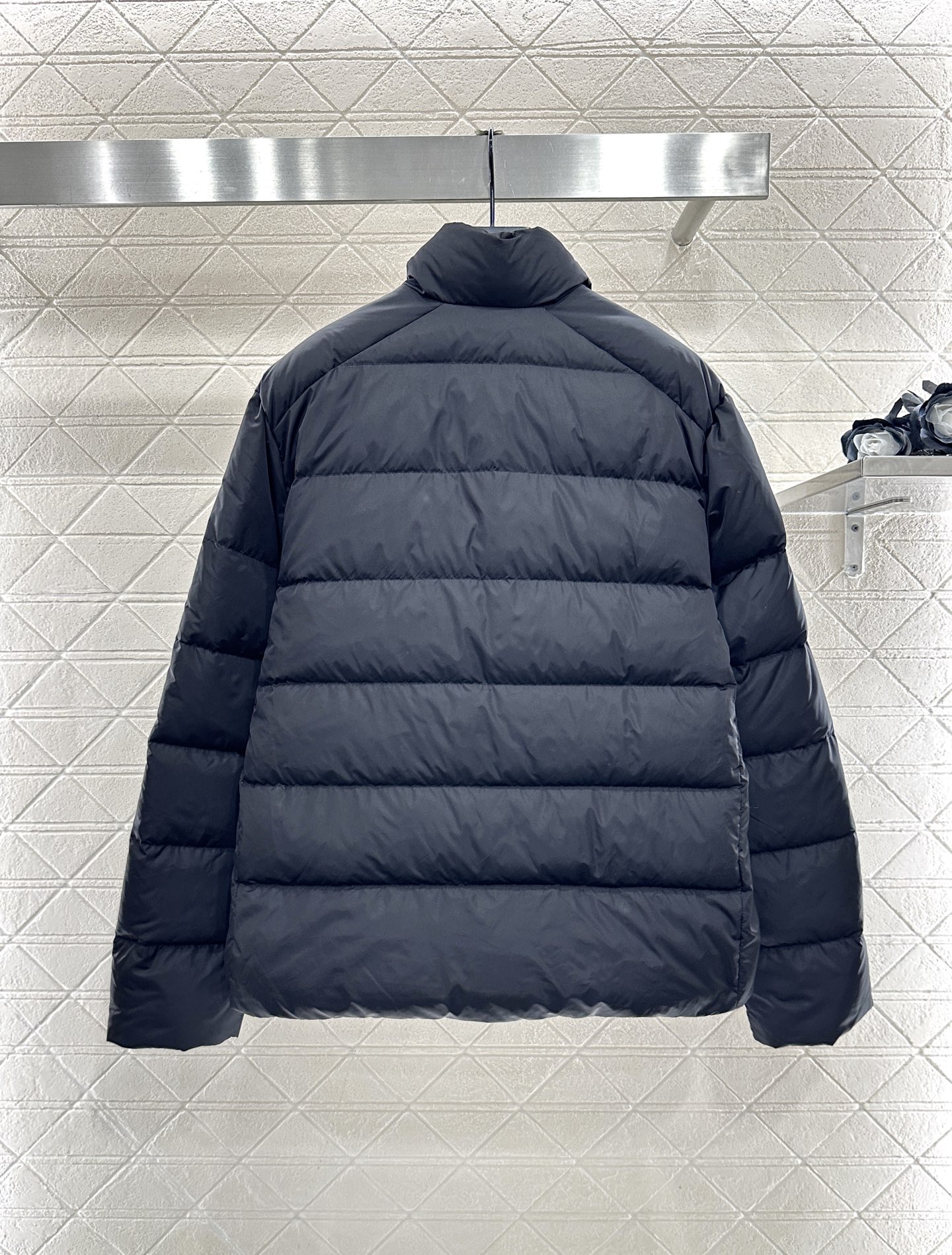 ♥Prad*♥2025新品上架 长方压纹立领羽绒服定制YB进口再生尼龙材质，白鹅绒填充内里，整件轻盈保暖