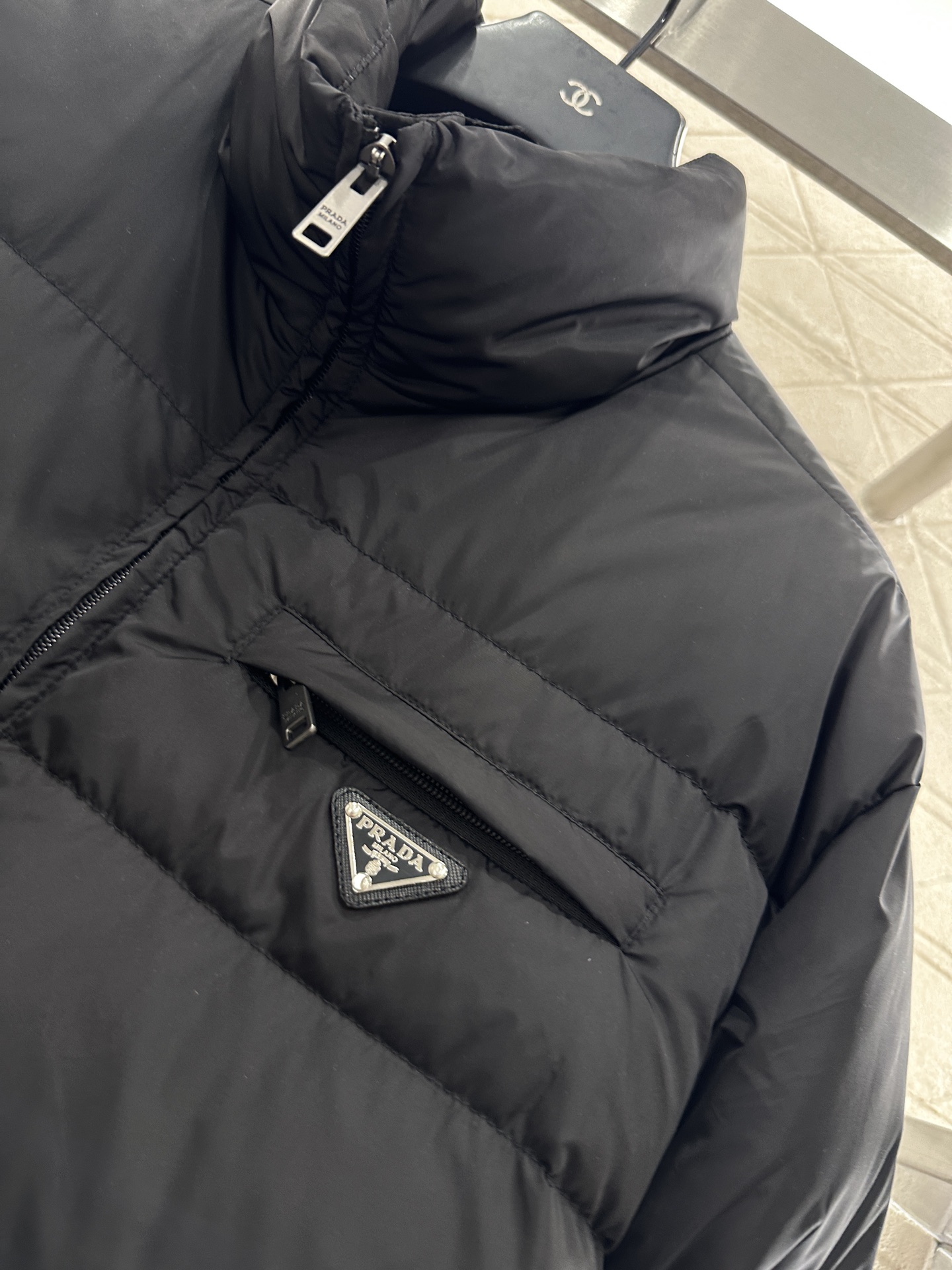 ♥Prad*♥2025新品上架 长方压纹立领羽绒服定制YB进口再生尼龙材质，白鹅绒填充内里，整件轻盈保暖