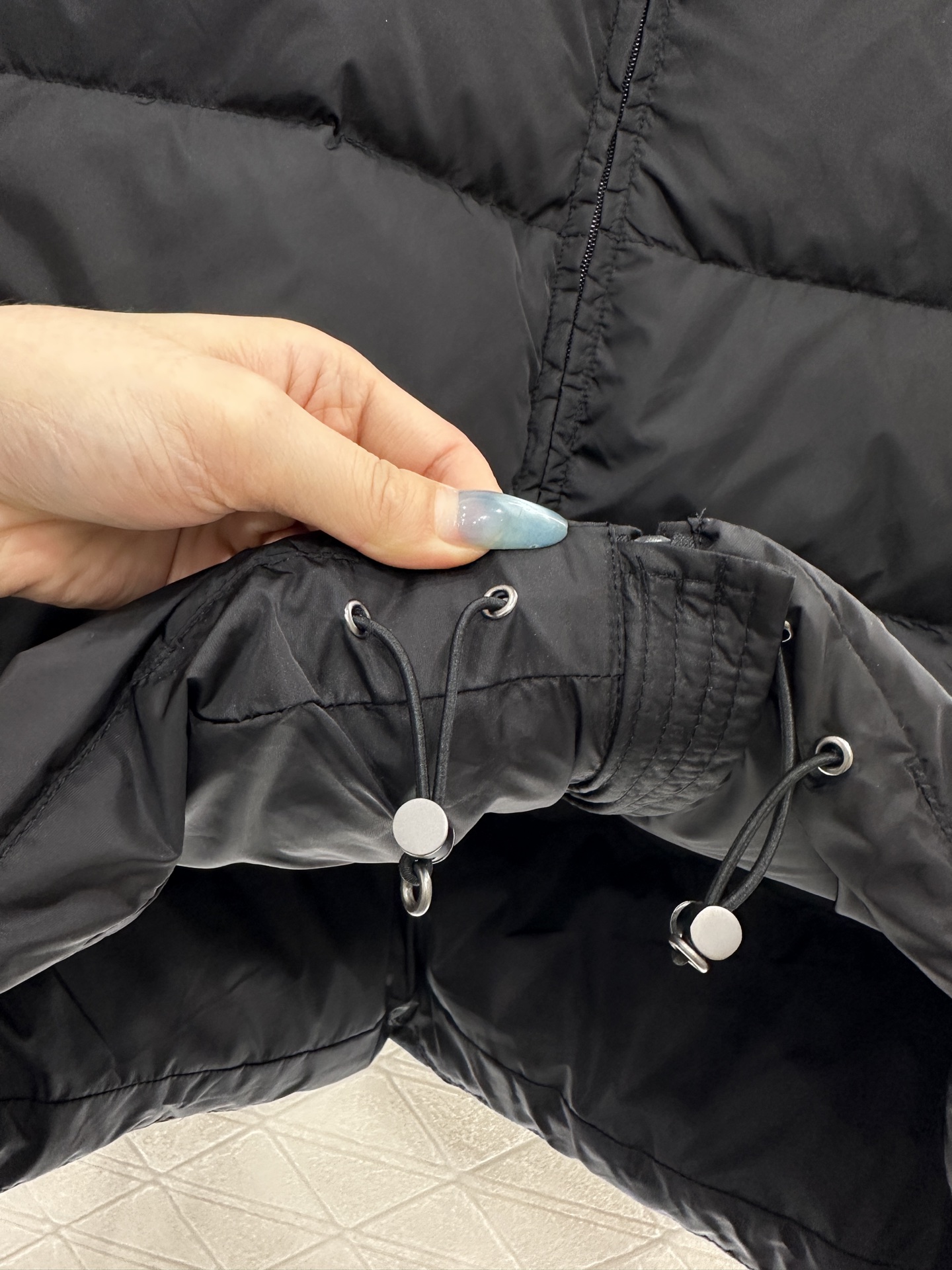 ♥Prad*♥2025新品上架 长方压纹立领羽绒服定制YB进口再生尼龙材质，白鹅绒填充内里，整件轻盈保暖