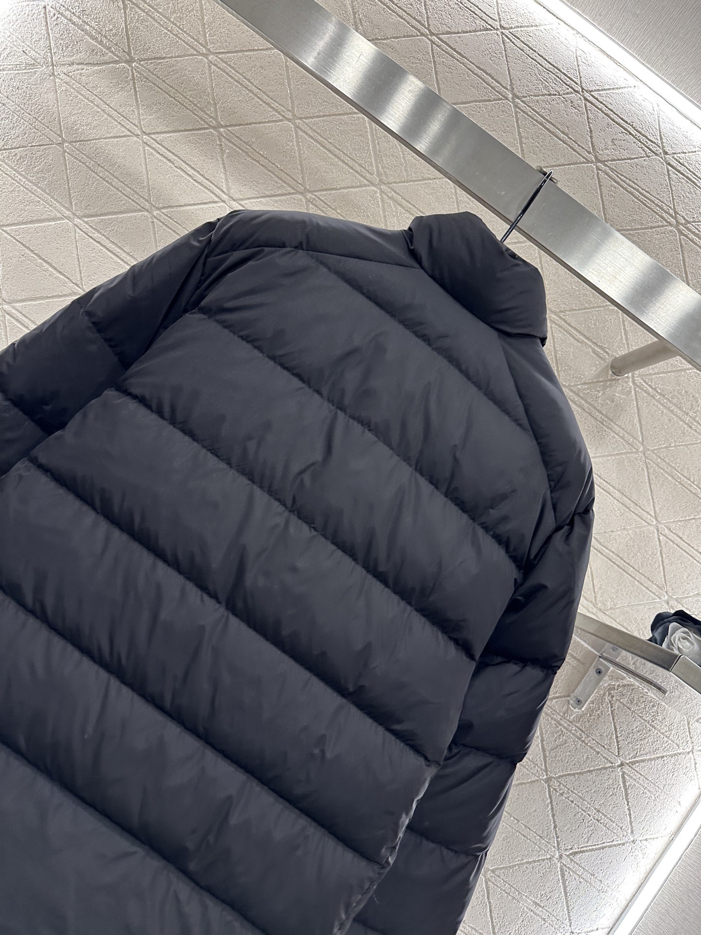 ♥Prad*♥2025新品上架 长方压纹立领羽绒服定制YB进口再生尼龙材质，白鹅绒填充内里，整件轻盈保暖