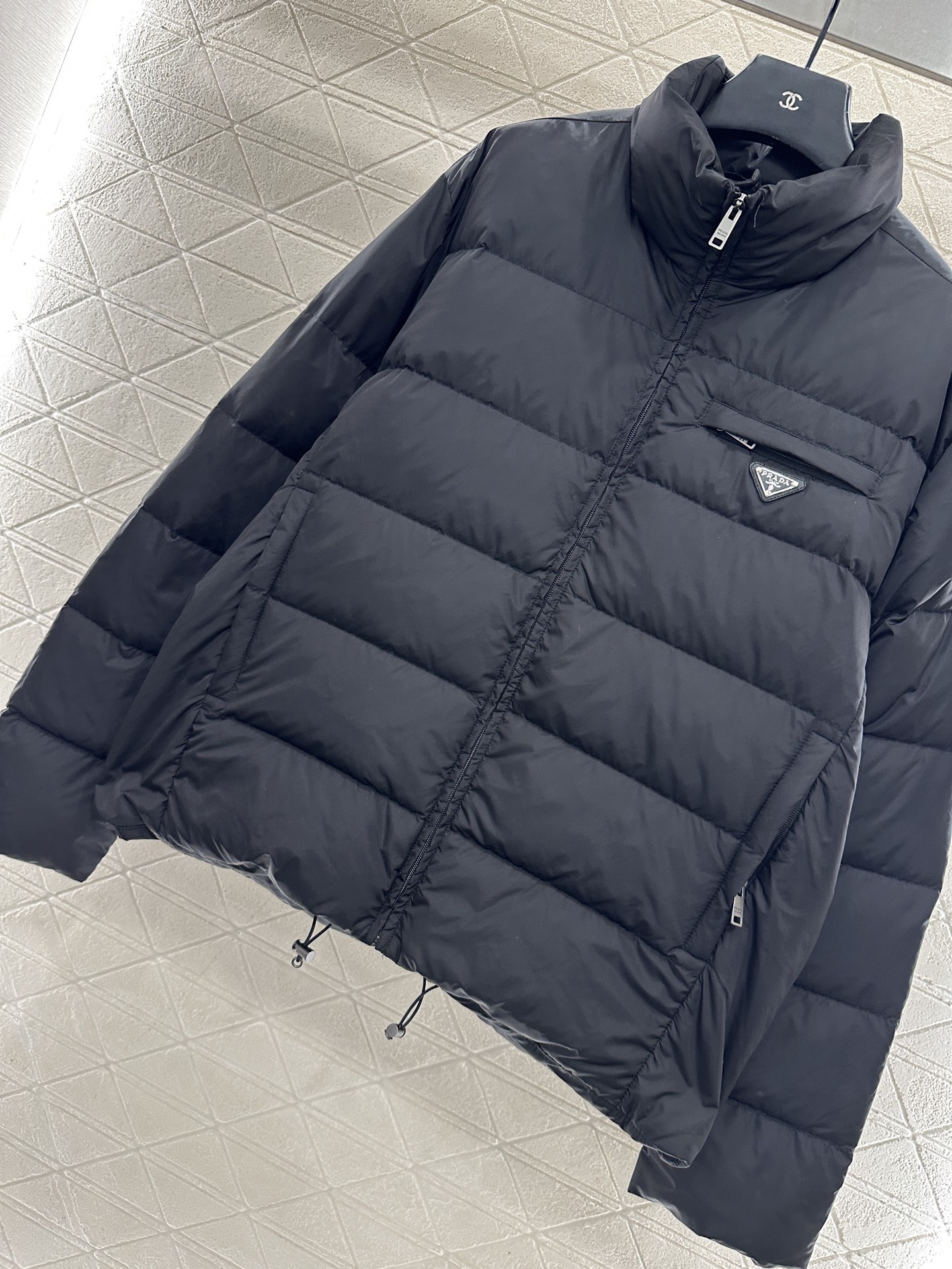 ♥Prad*♥2025新品上架 长方压纹立领羽绒服定制YB进口再生尼龙材质，白鹅绒填充内里，整件轻盈保暖