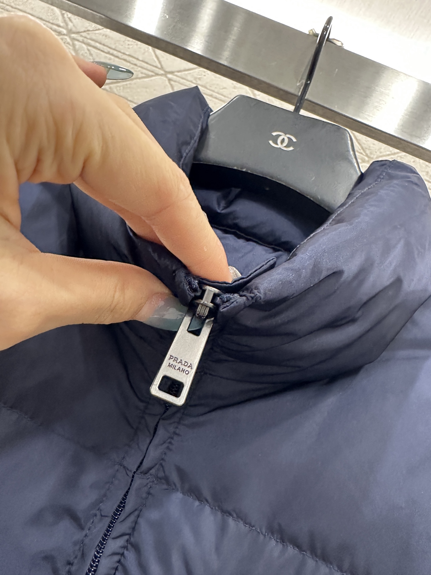 ♥Prad*♥2025新品上架 长方压纹立领羽绒服定制YB进口再生尼龙材质，白鹅绒填充内里，整件轻盈保暖