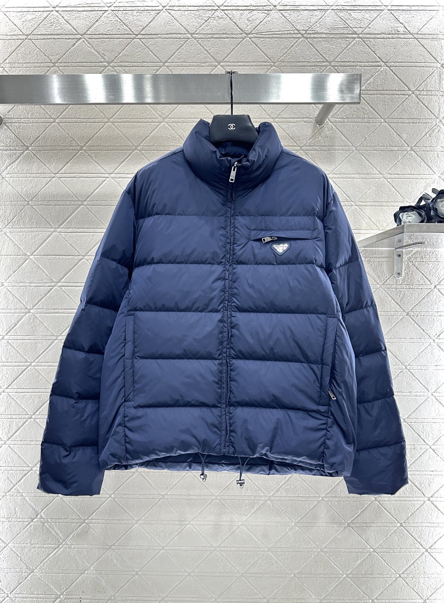 ♥Prad*♥2025新品上架 长方压纹立领羽绒服定制YB进口再生尼龙材质，白鹅绒填充内里，整件轻盈保暖