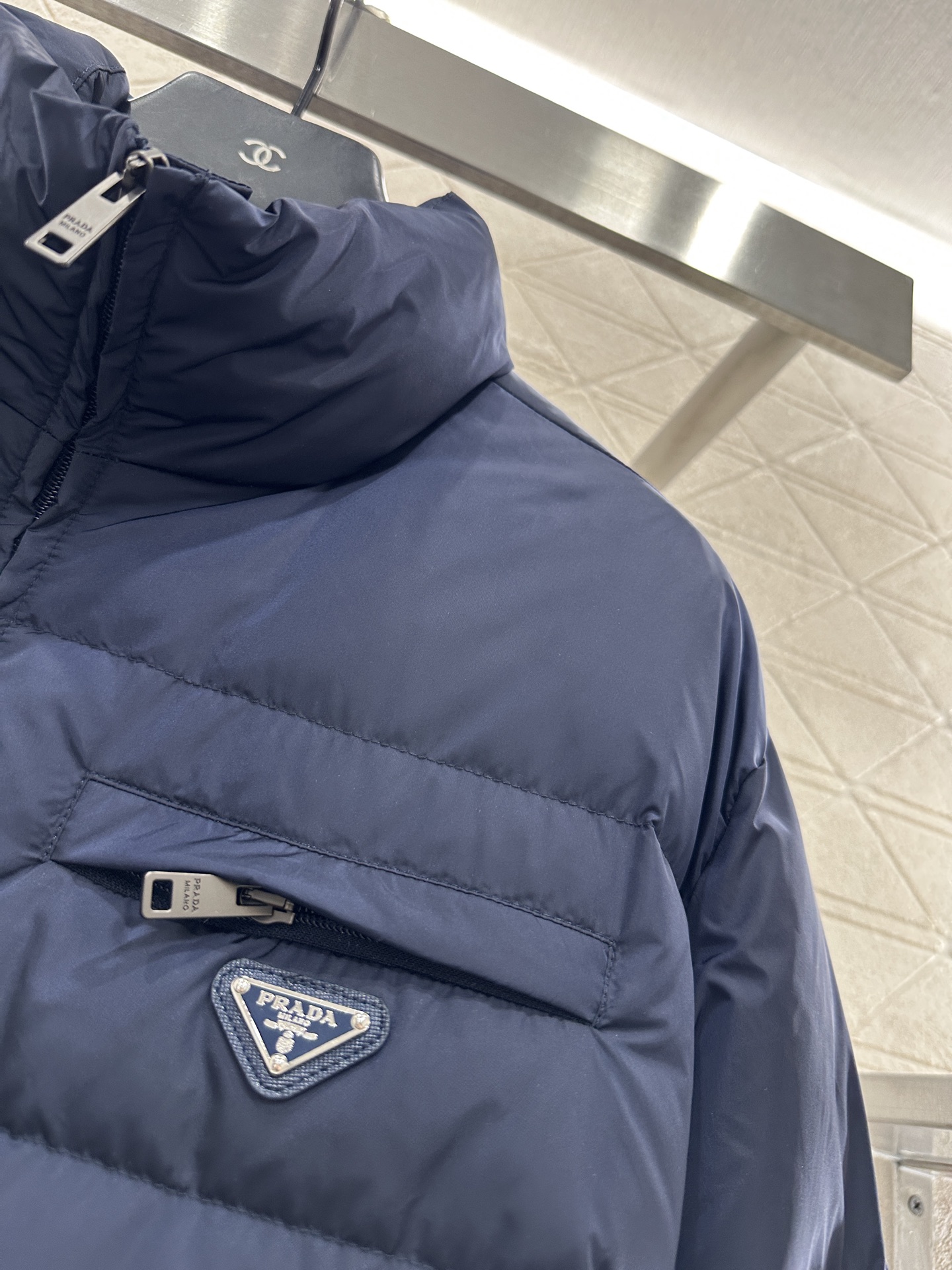 ♥Prad*♥2025新品上架 长方压纹立领羽绒服定制YB进口再生尼龙材质，白鹅绒填充内里，整件轻盈保暖