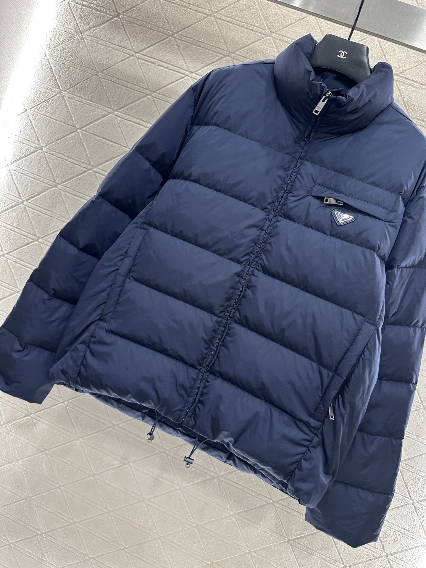 ♥Prad*♥2025新品上架 长方压纹立领羽绒服定制YB进口再生尼龙材质，白鹅绒填充内里，整件轻盈保暖