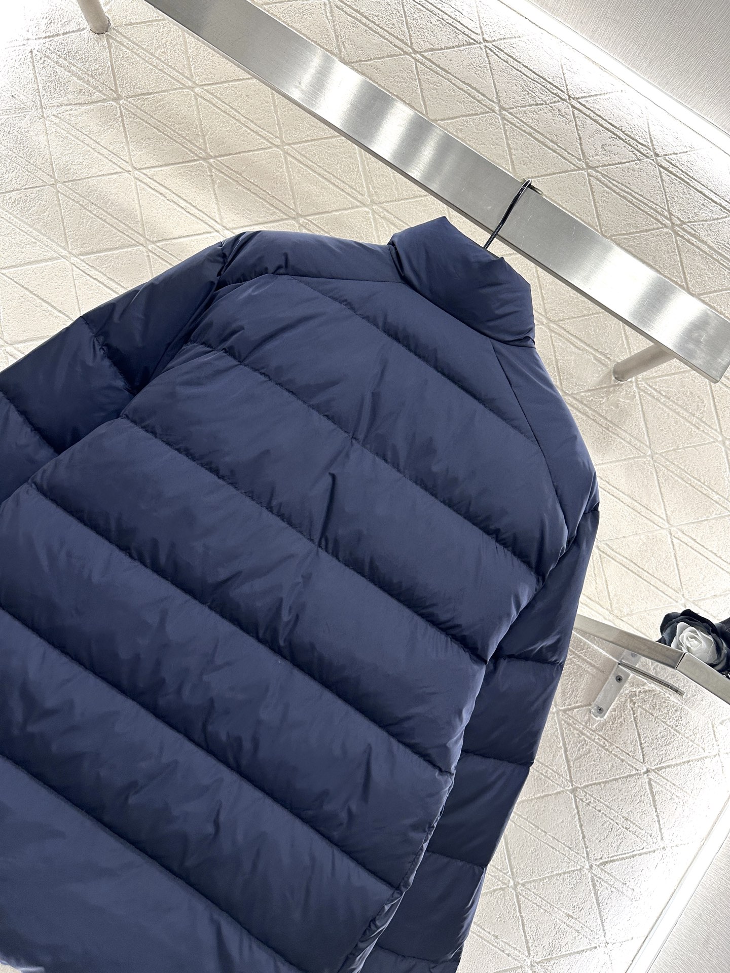 ♥Prad*♥2025新品上架 长方压纹立领羽绒服定制YB进口再生尼龙材质，白鹅绒填充内里，整件轻盈保暖