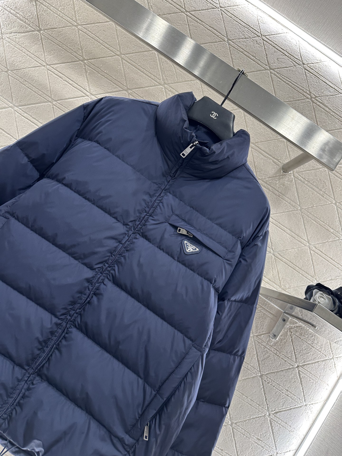 ♥Prad*♥2025新品上架 长方压纹立领羽绒服定制YB进口再生尼龙材质，白鹅绒填充内里，整件轻盈保暖