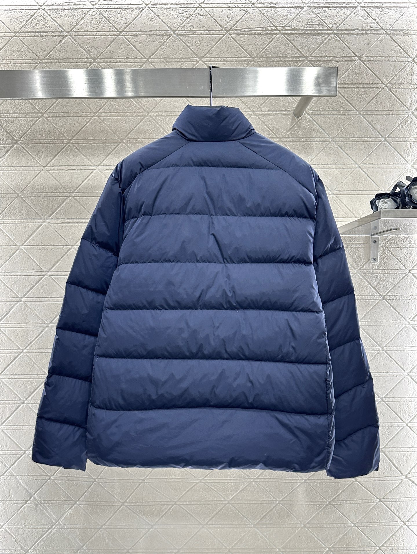 ♥Prad*♥2025新品上架 长方压纹立领羽绒服定制YB进口再生尼龙材质，白鹅绒填充内里，整件轻盈保暖