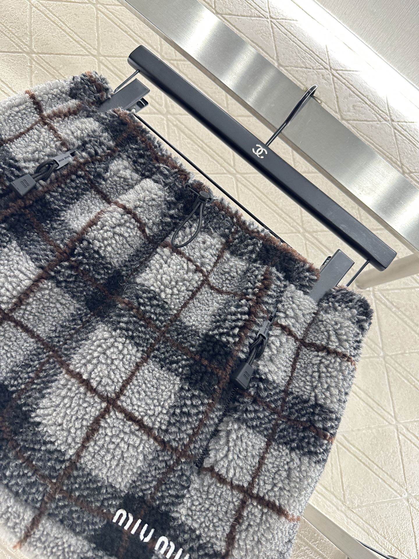 ♥Miumi♥2025新品上架 对格对条泰迪毛绒半裙通体饰以泰迪羊毛绒材质，质感柔软舒适，时髦洋气，松紧