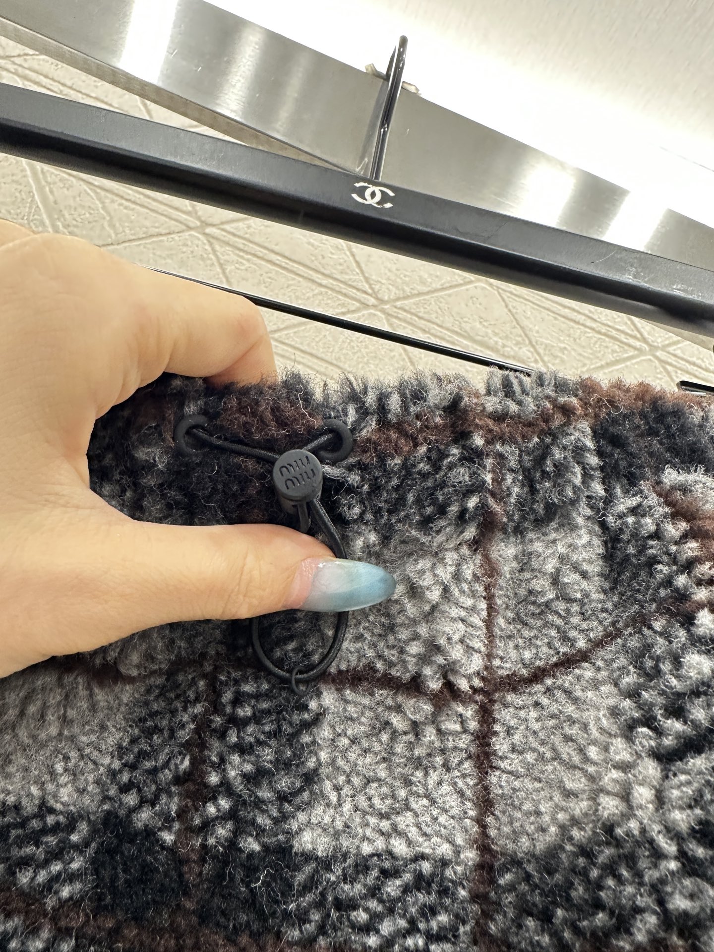 ♥Miumi♥2025新品上架 对格对条泰迪毛绒半裙通体饰以泰迪羊毛绒材质，质感柔软舒适，时髦洋气，松紧