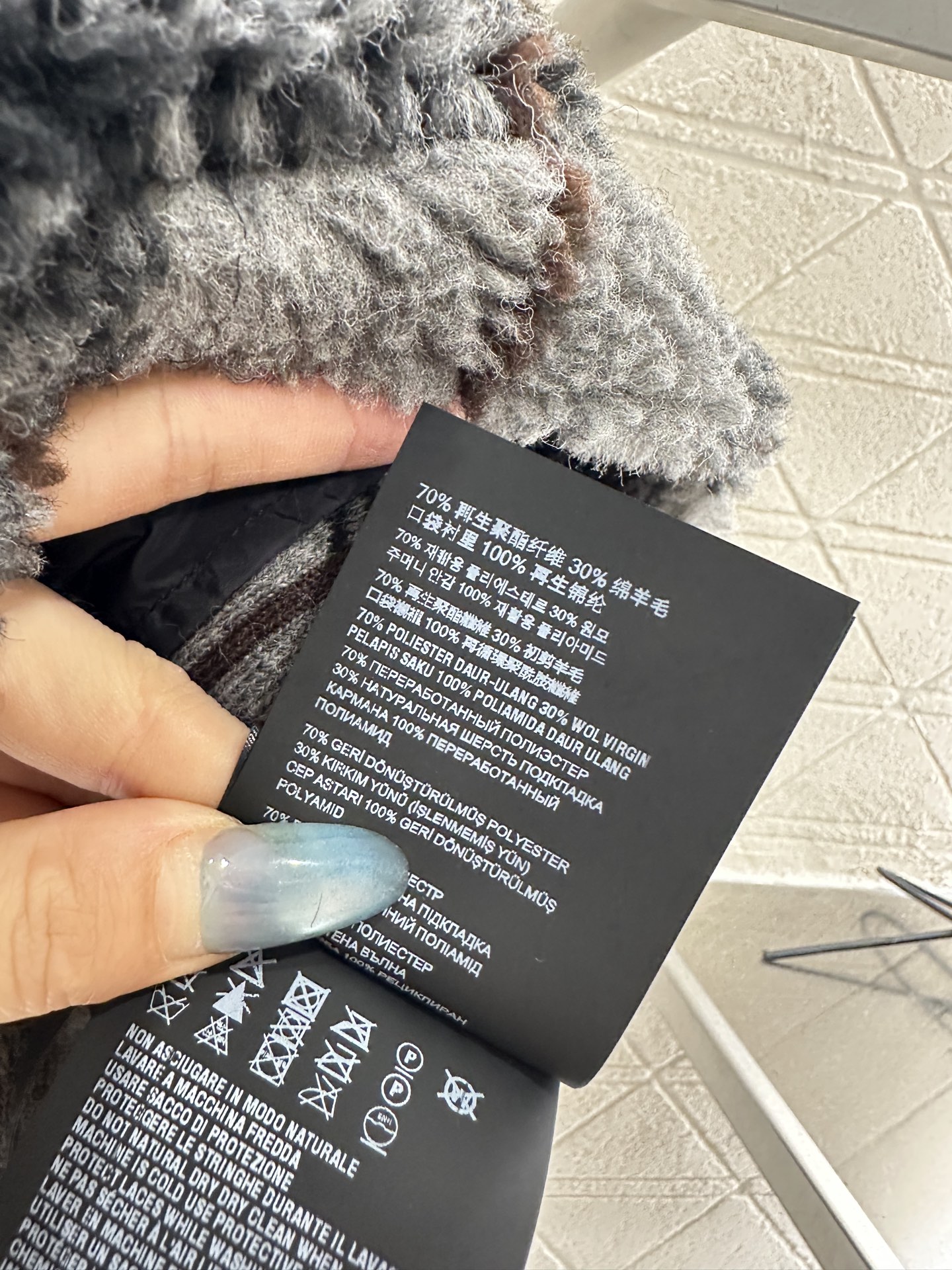 ♥Miumi♥2025新品上架 对格对条泰迪毛绒半裙通体饰以泰迪羊毛绒材质，质感柔软舒适，时髦洋气，松紧