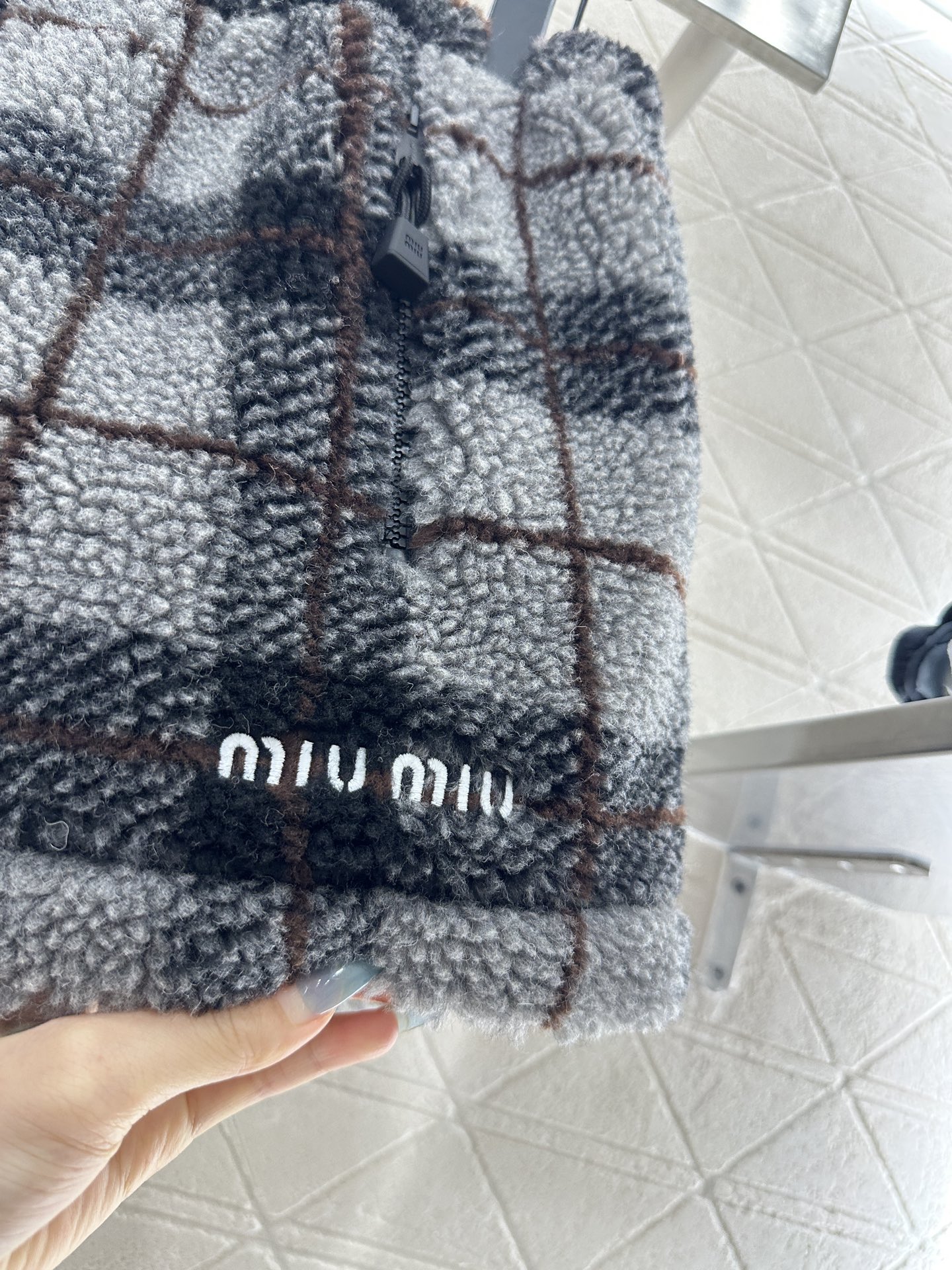 ♥Miumi♥2025新品上架 对格对条泰迪毛绒半裙通体饰以泰迪羊毛绒材质，质感柔软舒适，时髦洋气，松紧