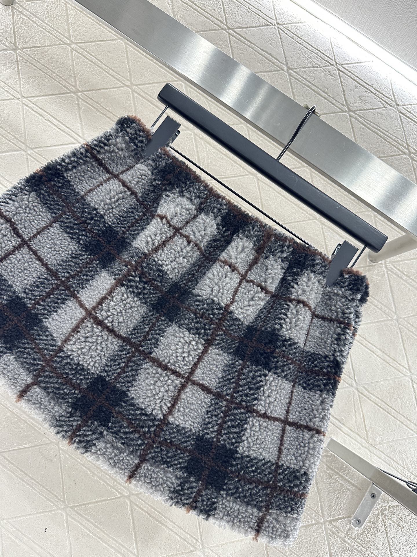 ♥Miumi♥2025新品上架 对格对条泰迪毛绒半裙通体饰以泰迪羊毛绒材质，质感柔软舒适，时髦洋气，松紧