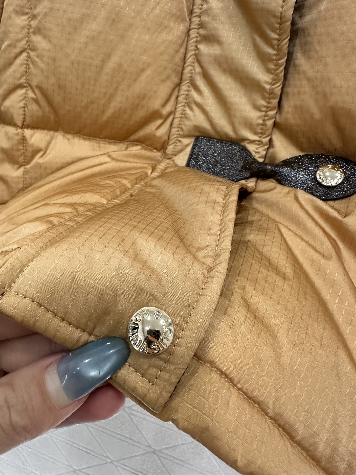 ♥Louis vuitto*♥2025新品上架 皮革带扣立领羽绒外套定制YB防风防水尼龙材质，白鹅绒填充