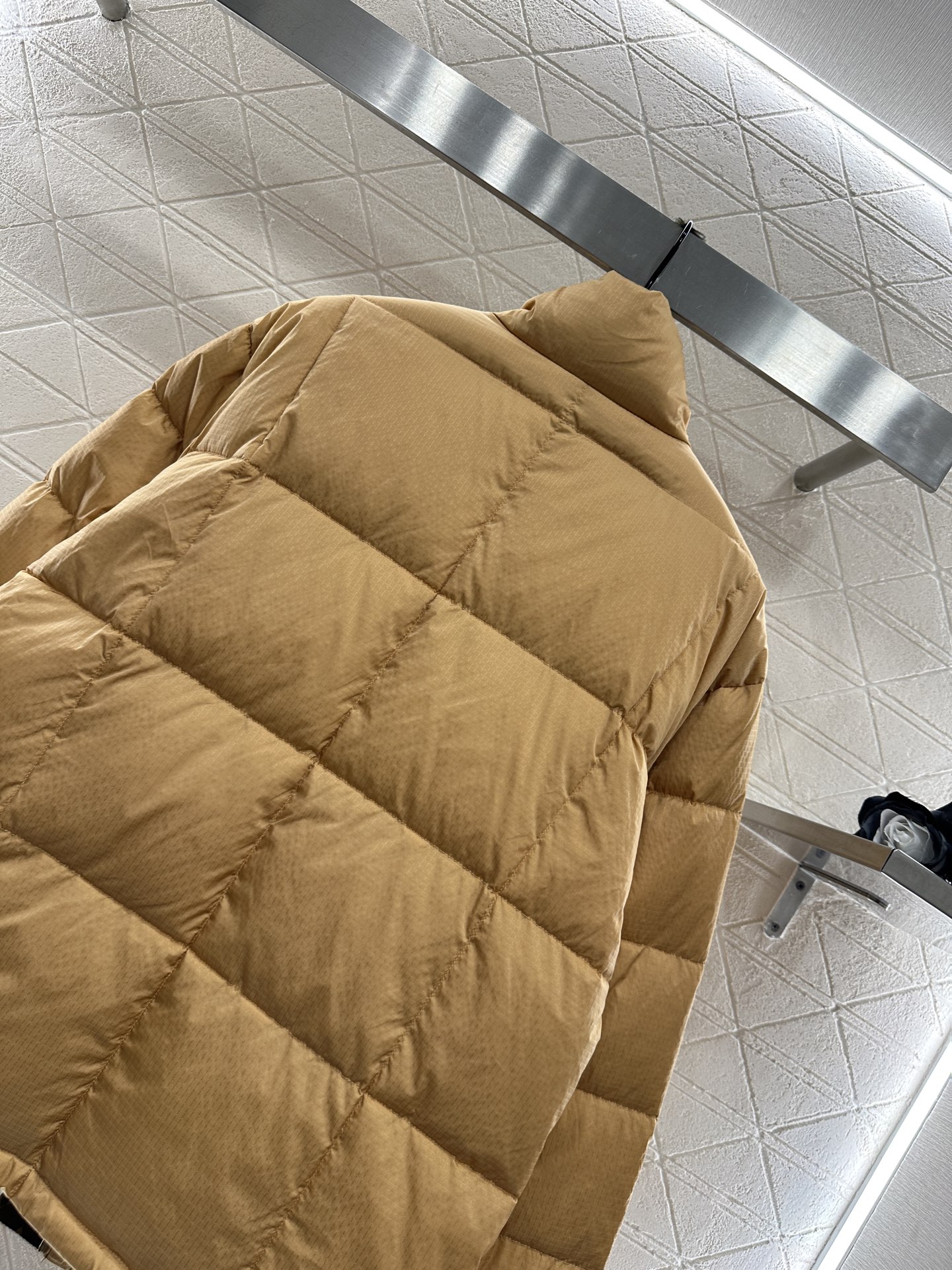 ♥Louis vuitto*♥2025新品上架 皮革带扣立领羽绒外套定制YB防风防水尼龙材质，白鹅绒填充