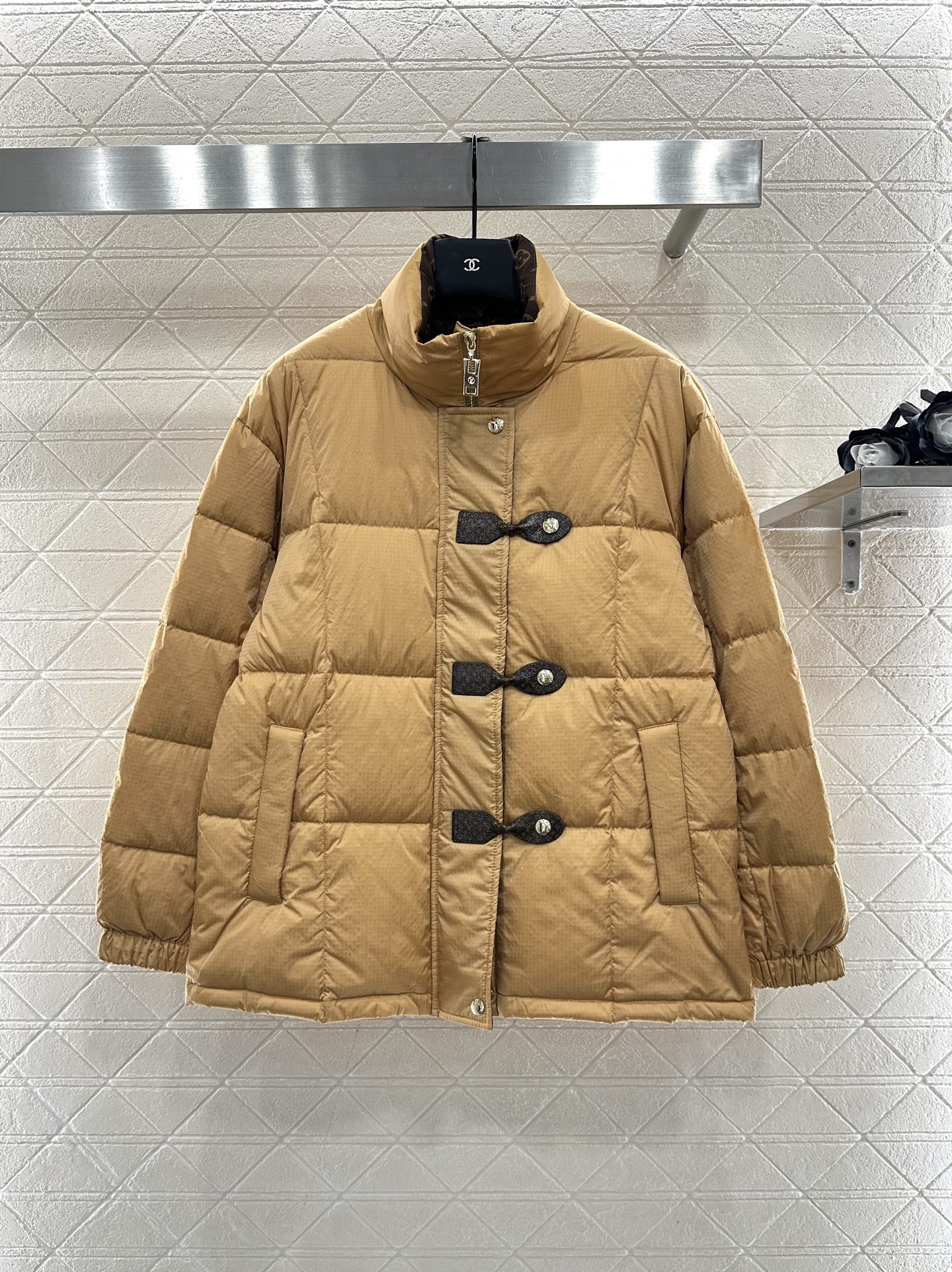 ♥Louis vuitto*♥2025新品上架 皮革带扣立领羽绒外套定制YB防风防水尼龙材质，白鹅绒填充