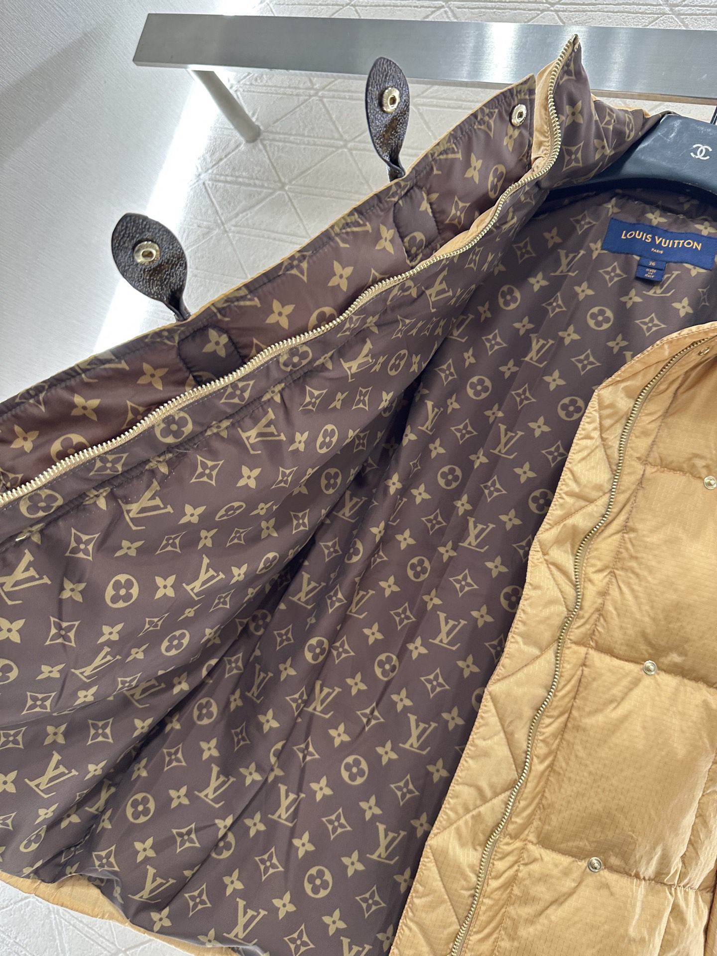 ♥Louis vuitto*♥2025新品上架 皮革带扣立领羽绒外套定制YB防风防水尼龙材质，白鹅绒填充