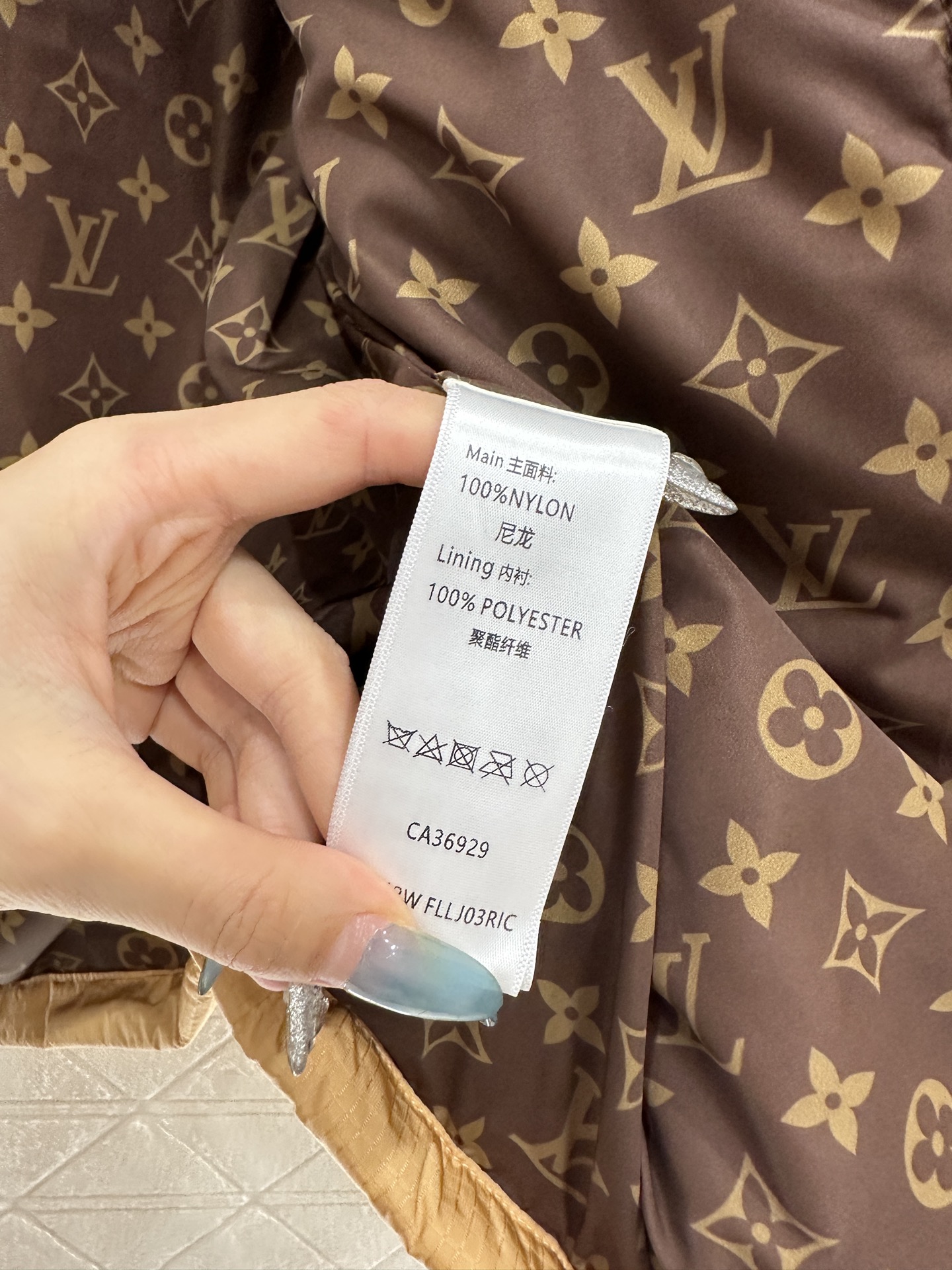 ♥Louis vuitto*♥2025新品上架 皮革带扣立领羽绒外套定制YB防风防水尼龙材质，白鹅绒填充