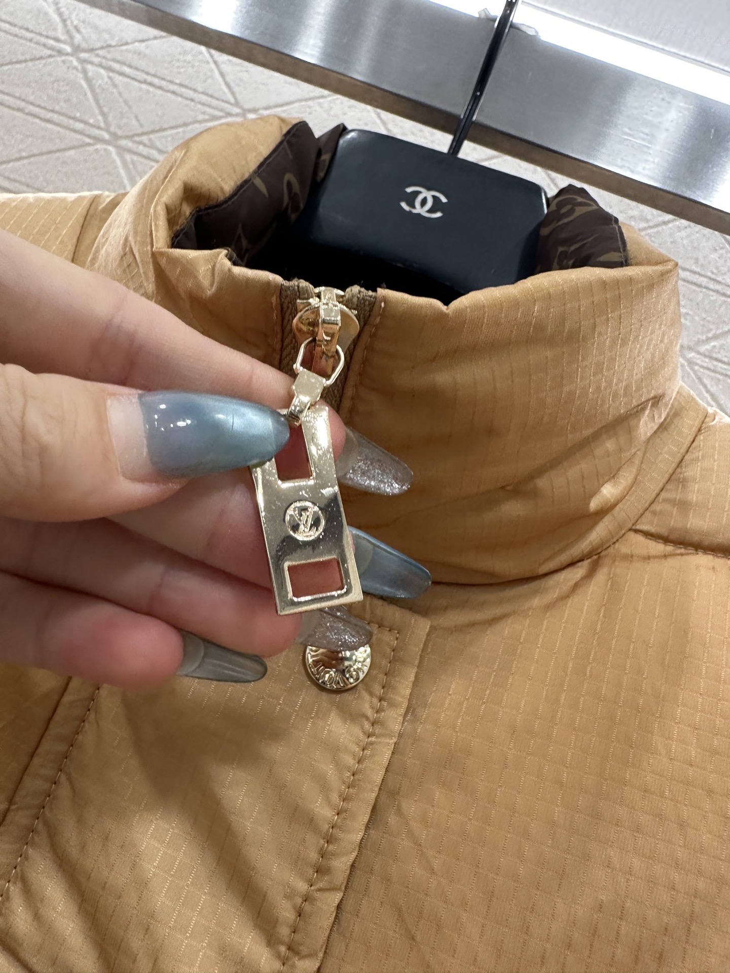 ♥Louis vuitto*♥2025新品上架 皮革带扣立领羽绒外套定制YB防风防水尼龙材质，白鹅绒填充