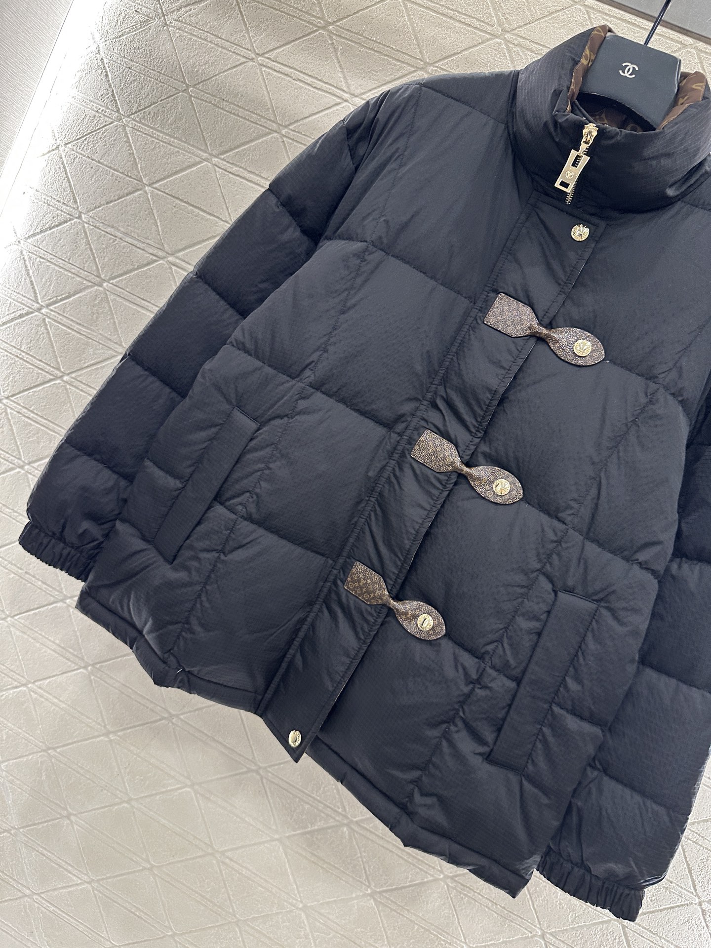 ♥Louis vuitto*♥2025新品上架 皮革带扣立领羽绒外套定制YB防风防水尼龙材质，白鹅绒填充