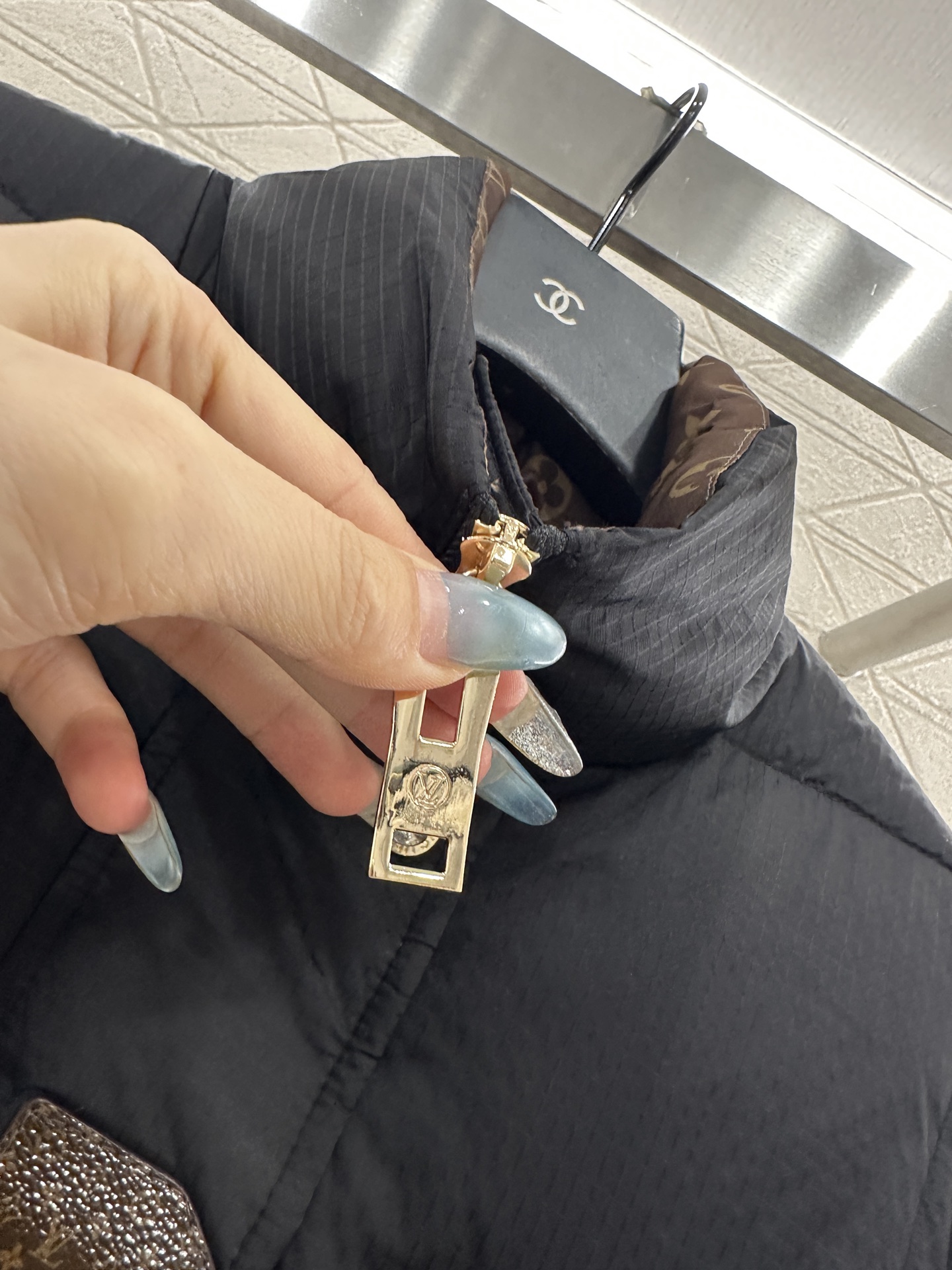 ♥Louis vuitto*♥2025新品上架 皮革带扣立领羽绒外套定制YB防风防水尼龙材质，白鹅绒填充