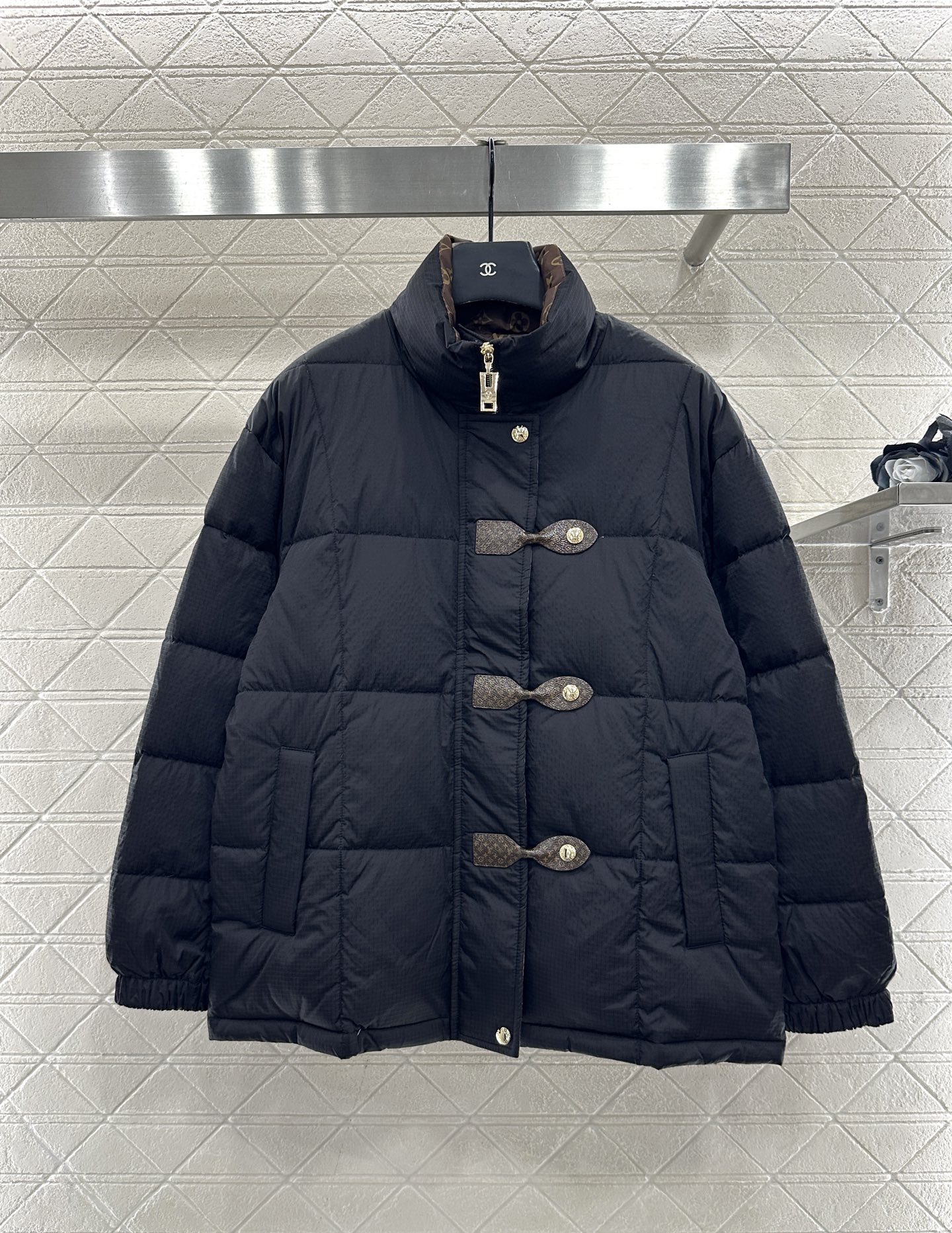 ♥Louis vuitto*♥2025新品上架 皮革带扣立领羽绒外套定制YB防风防水尼龙材质，白鹅绒填充