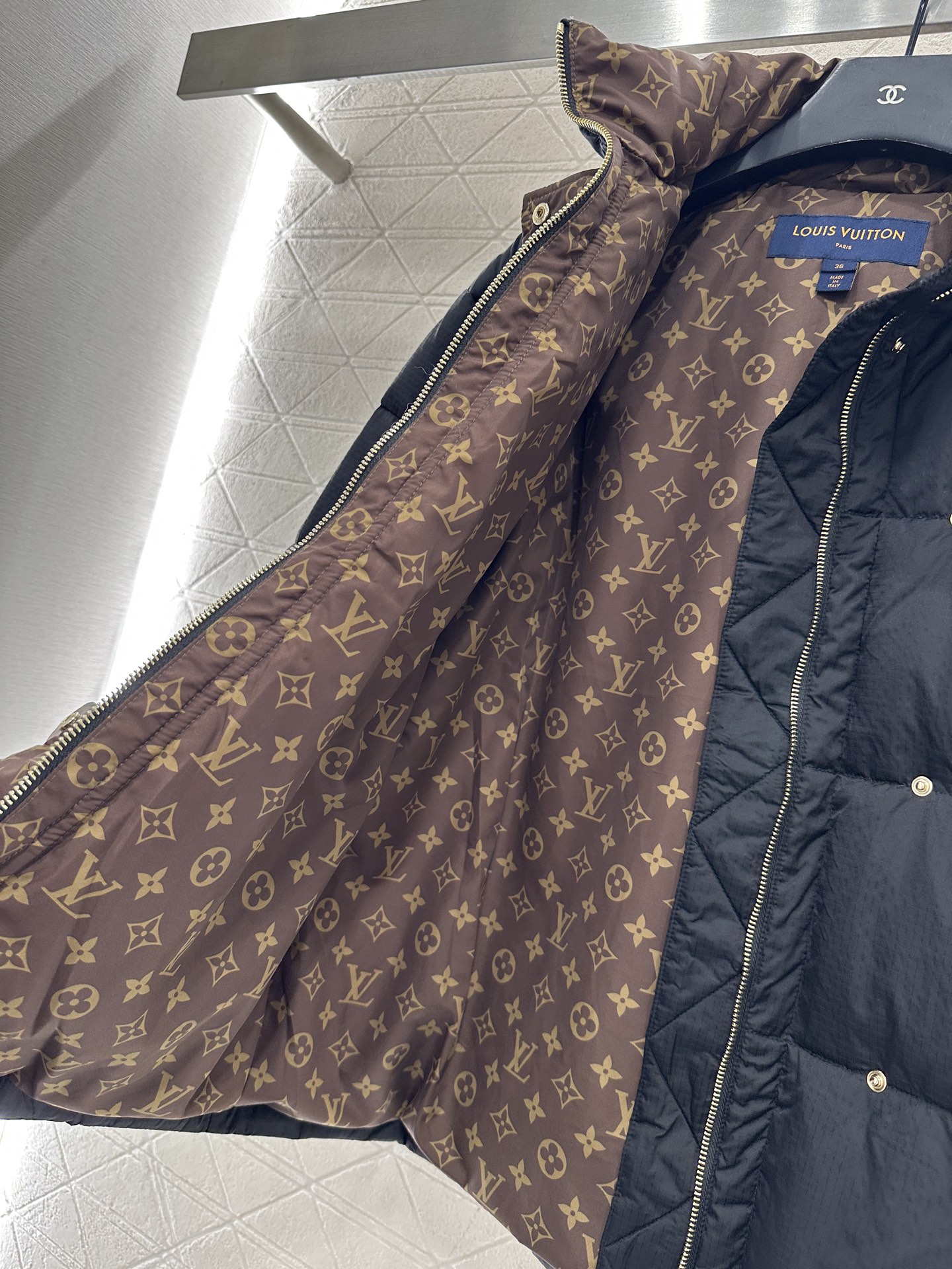 ♥Louis vuitto*♥2025新品上架 皮革带扣立领羽绒外套定制YB防风防水尼龙材质，白鹅绒填充