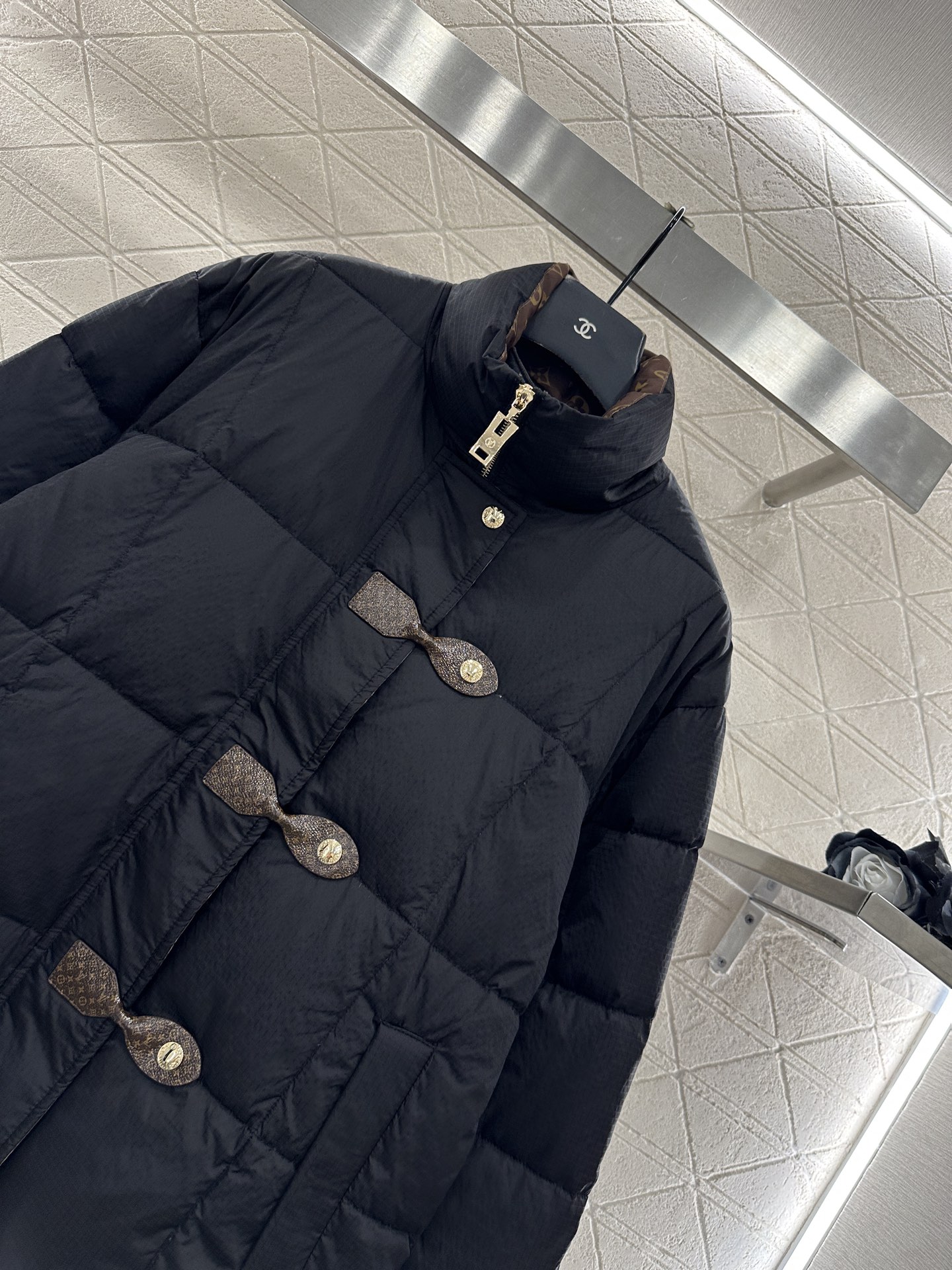 ♥Louis vuitto*♥2025新品上架 皮革带扣立领羽绒外套定制YB防风防水尼龙材质，白鹅绒填充