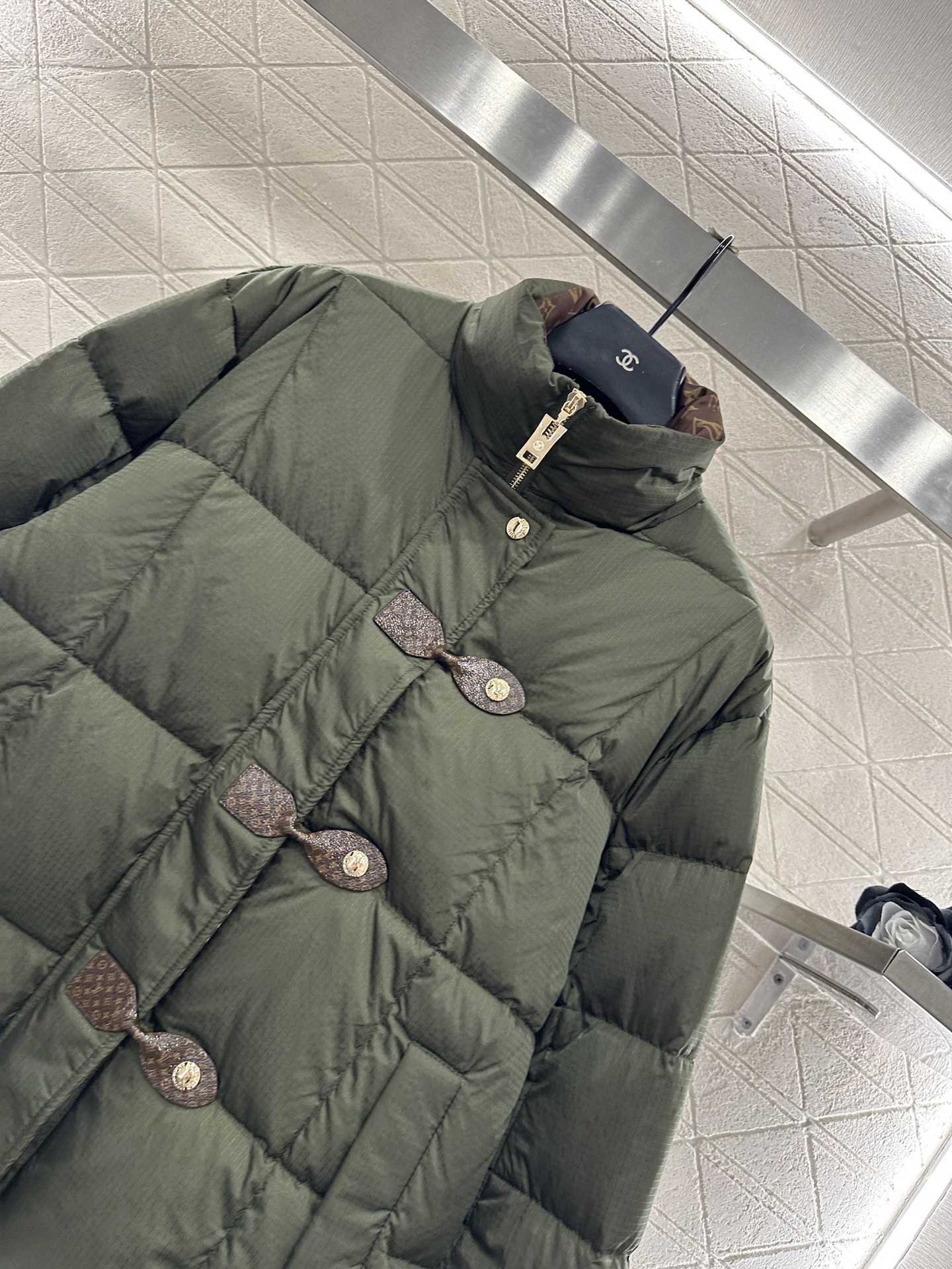 ♥Louis vuitto*♥2025新品上架 皮革带扣立领羽绒外套定制YB防风防水尼龙材质，白鹅绒填充