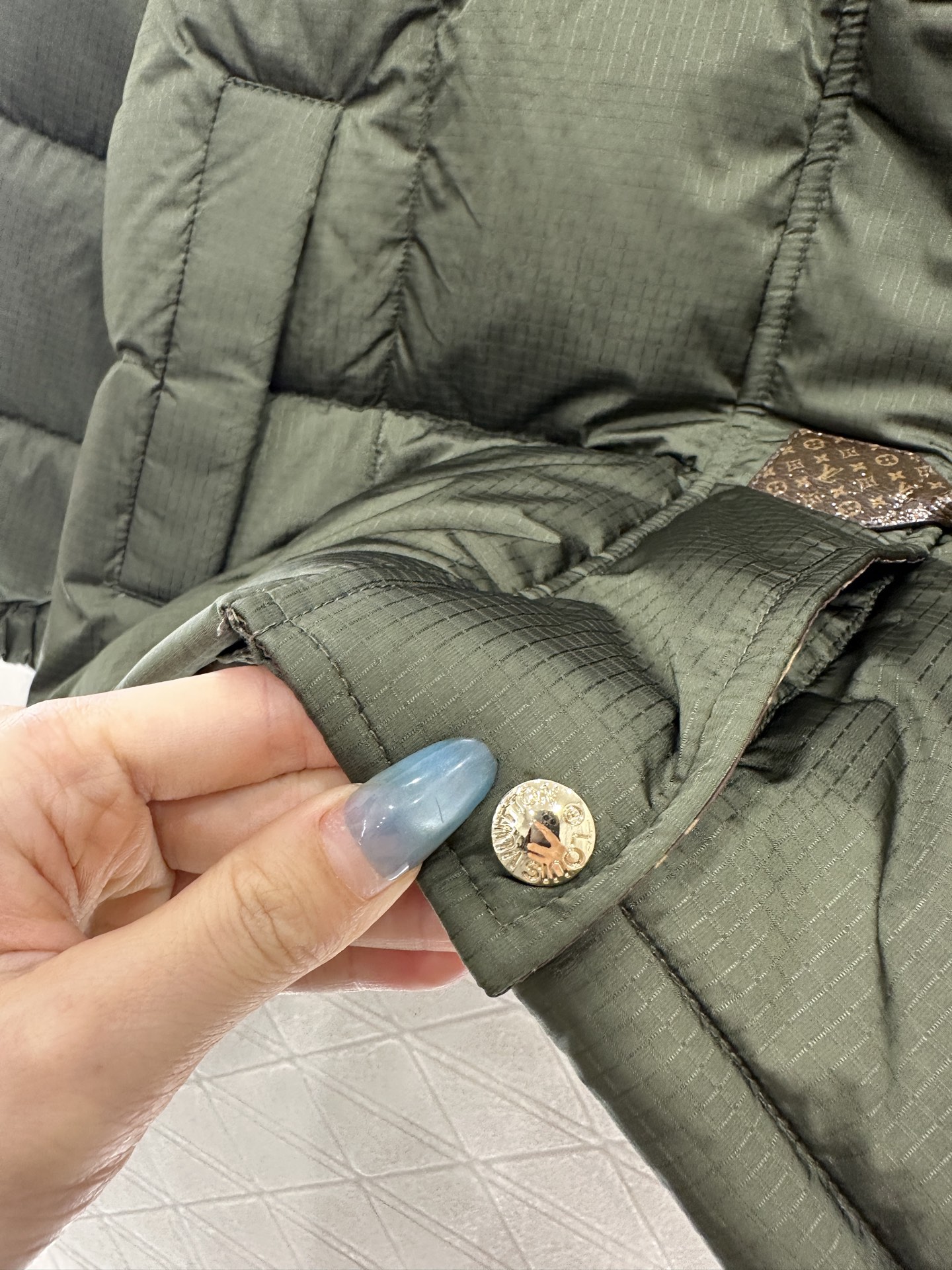 ♥Louis vuitto*♥2025新品上架 皮革带扣立领羽绒外套定制YB防风防水尼龙材质，白鹅绒填充