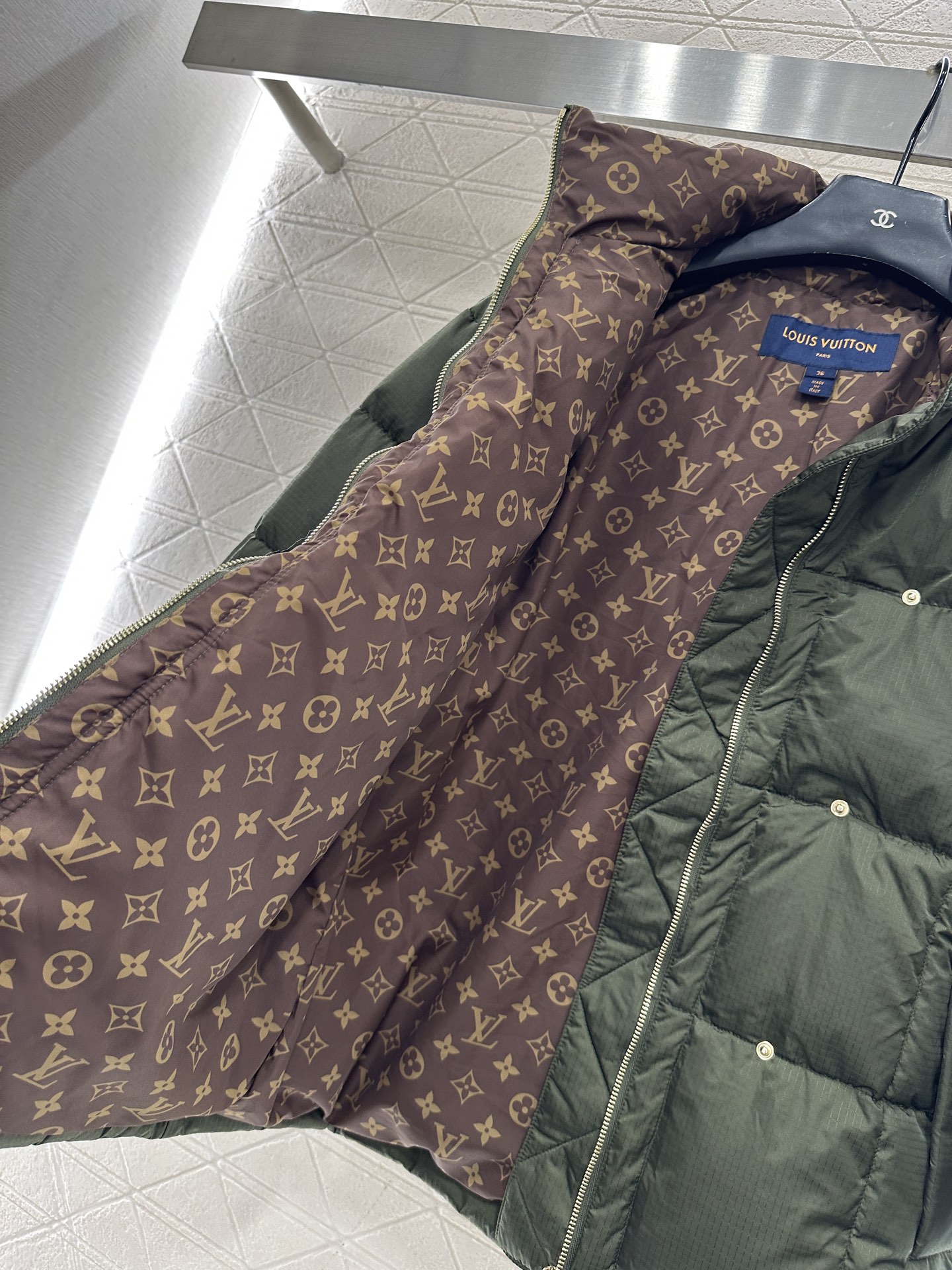 ♥Louis vuitto*♥2025新品上架 皮革带扣立领羽绒外套定制YB防风防水尼龙材质，白鹅绒填充