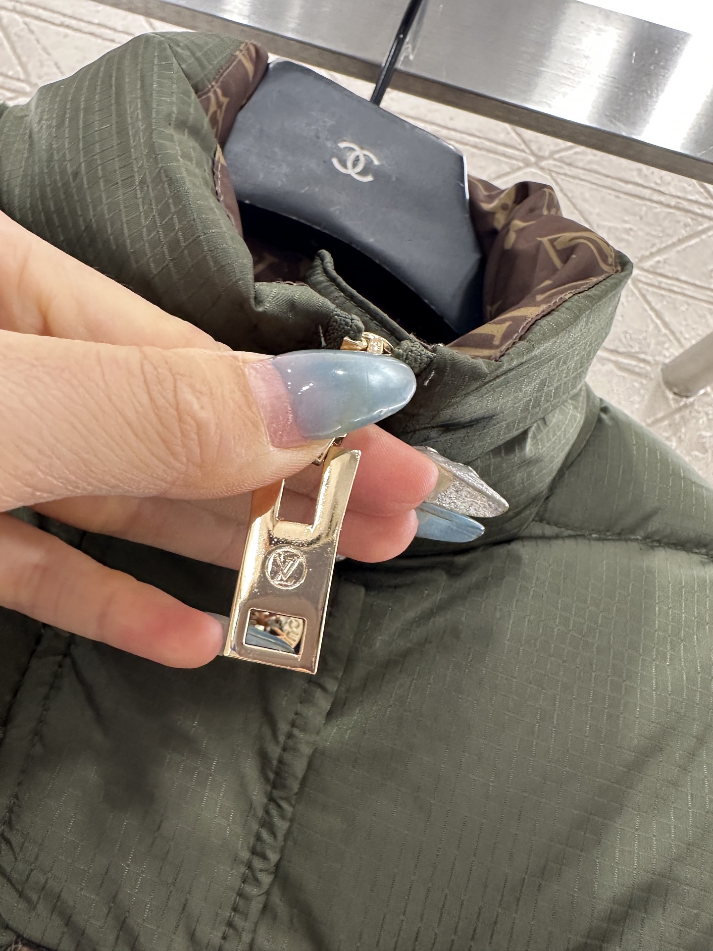 ♥Louis vuitto*♥2025新品上架 皮革带扣立领羽绒外套定制YB防风防水尼龙材质，白鹅绒填充