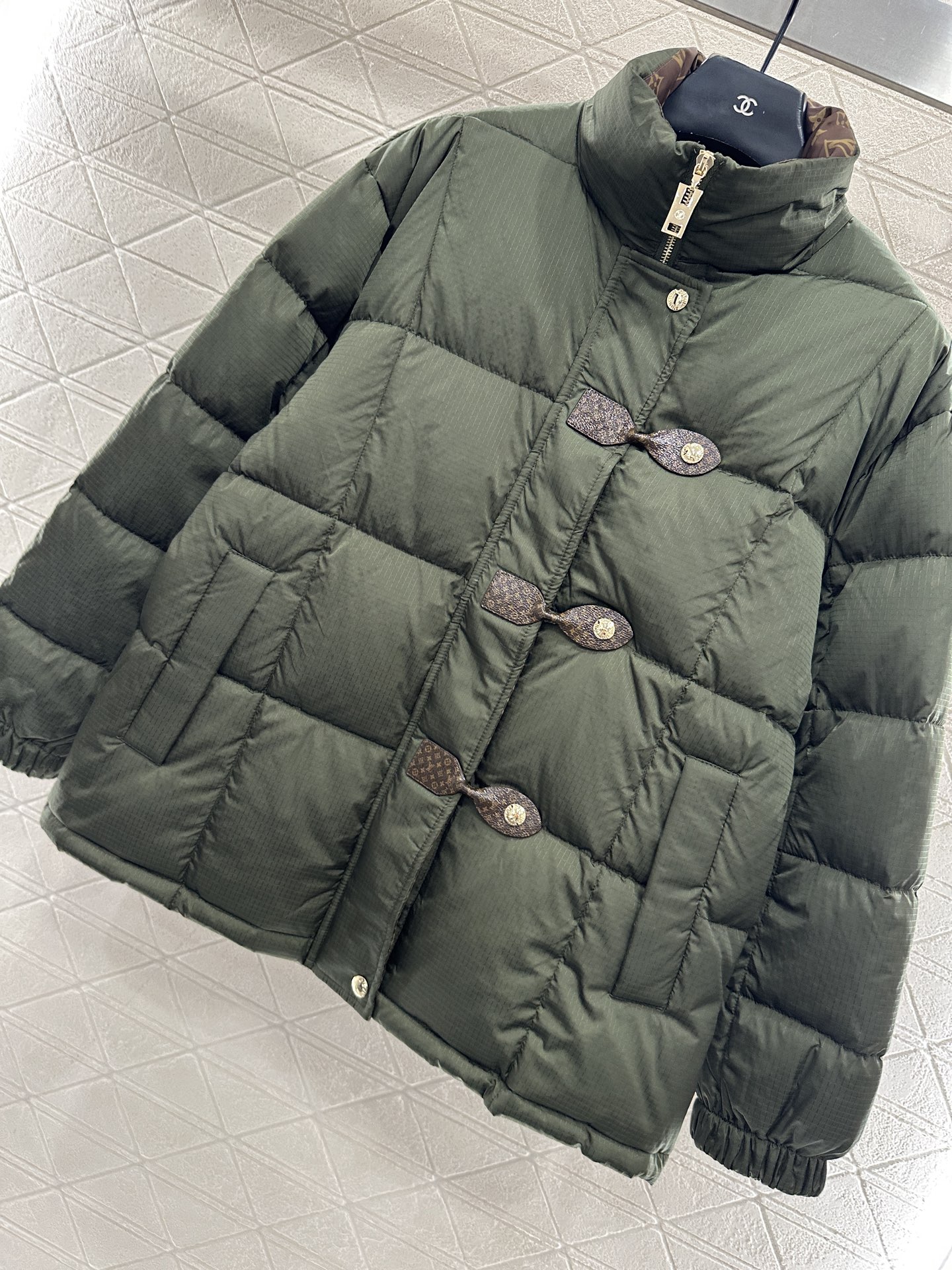 ♥Louis vuitto*♥2025新品上架 皮革带扣立领羽绒外套定制YB防风防水尼龙材质，白鹅绒填充