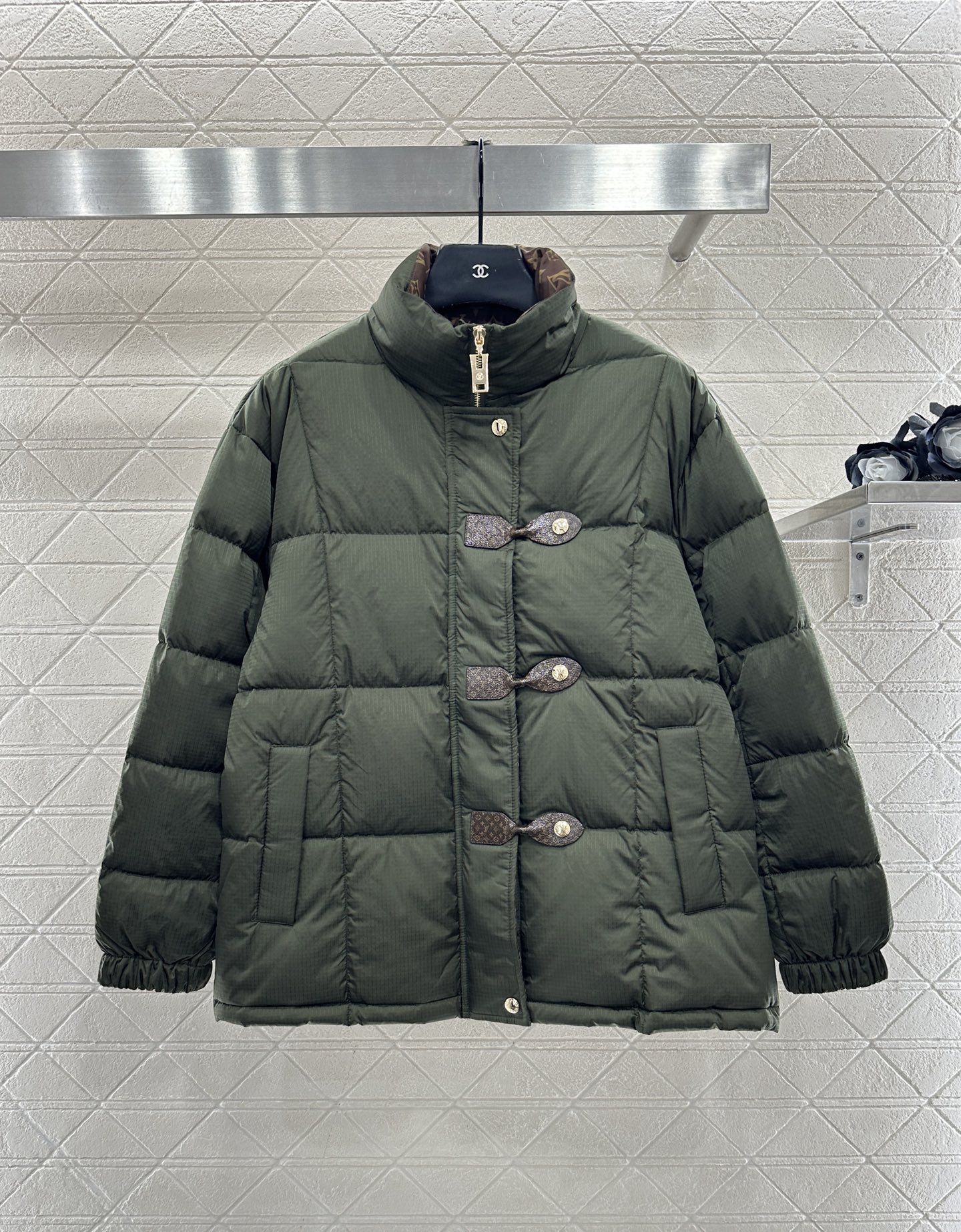 ♥Louis vuitto*♥2025新品上架 皮革带扣立领羽绒外套定制YB防风防水尼龙材质，白鹅绒填充