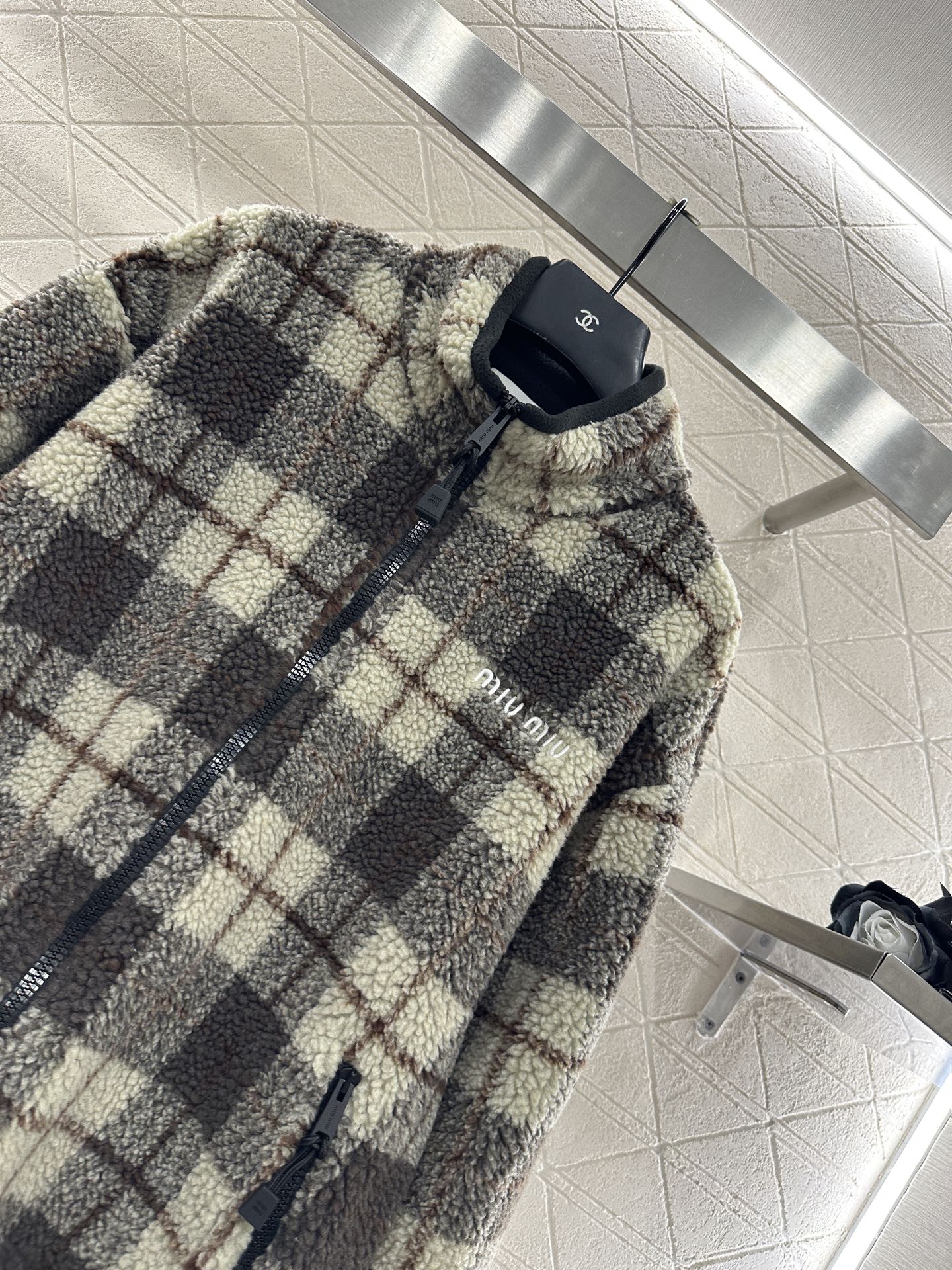 ♥Miumi♥2025新品上架 格纹泰迪毛绒外套短裙套装通体饰以泰迪毛绒材质，质感柔软舒适，时髦洋气，立