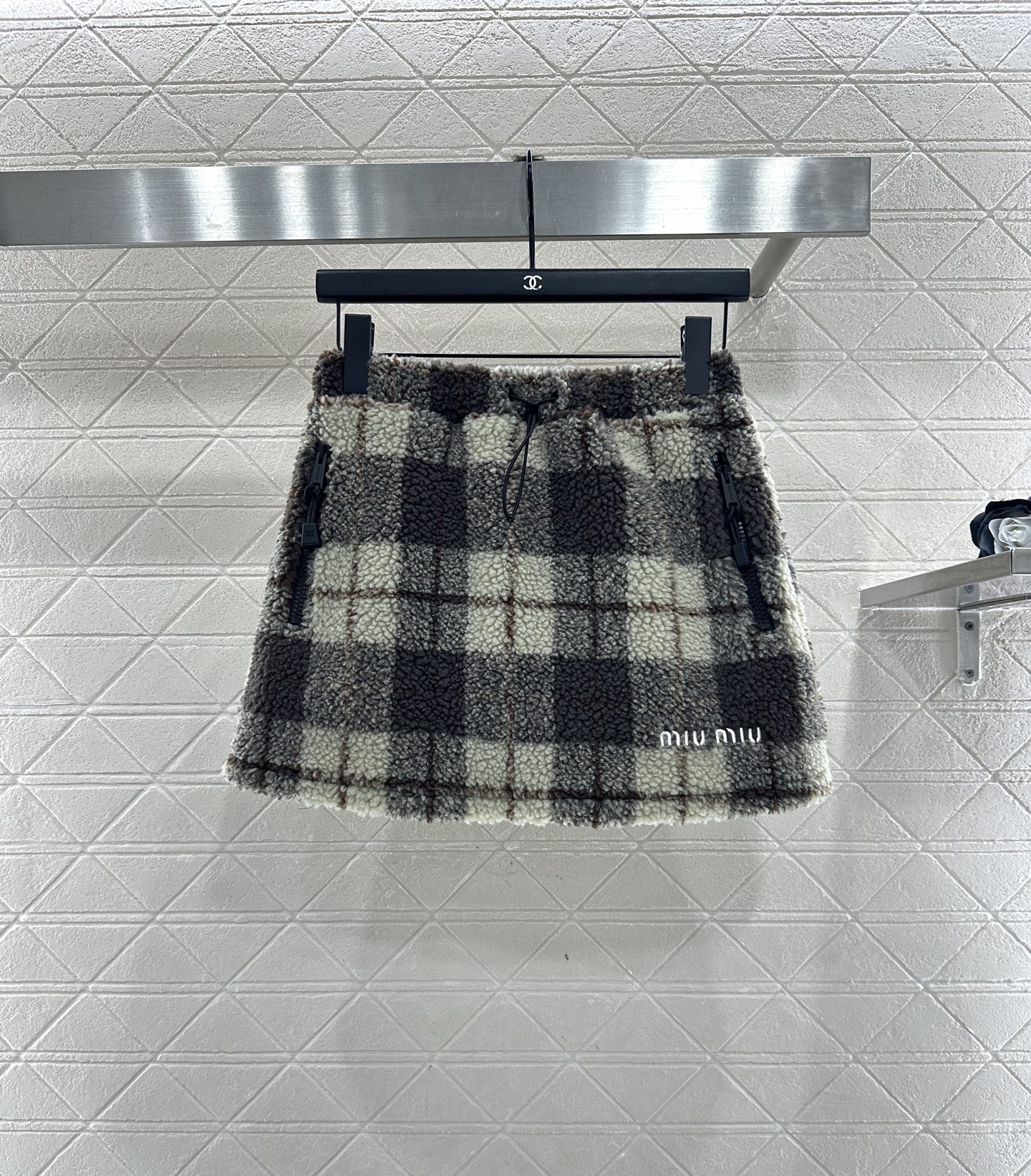 ♥Miumi♥2025新品上架 格纹泰迪毛绒外套短裙套装通体饰以泰迪毛绒材质，质感柔软舒适，时髦洋气，立