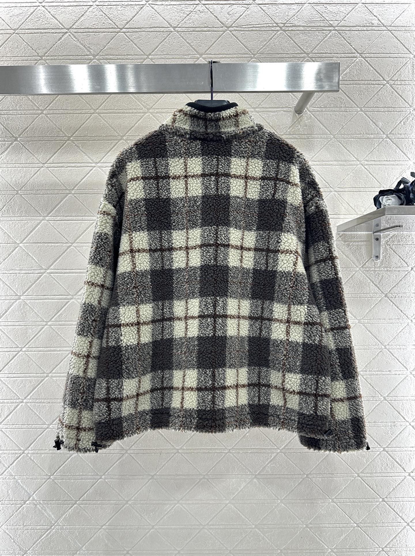 ♥Miumi♥2025新品上架 格纹泰迪毛绒外套短裙套装通体饰以泰迪毛绒材质，质感柔软舒适，时髦洋气，立