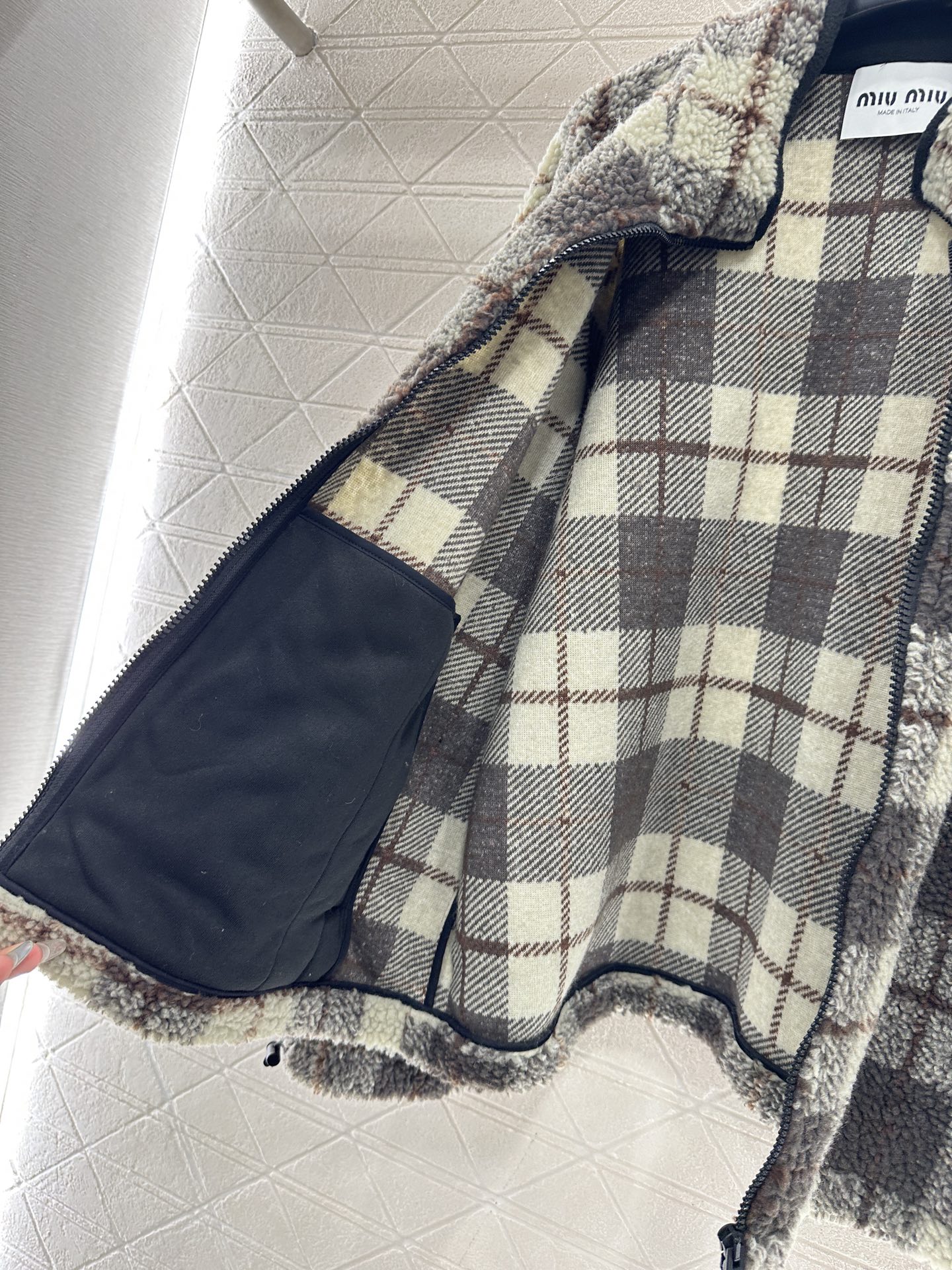 ♥Miumi♥2025新品上架 格纹泰迪毛绒外套短裙套装通体饰以泰迪毛绒材质，质感柔软舒适，时髦洋气，立