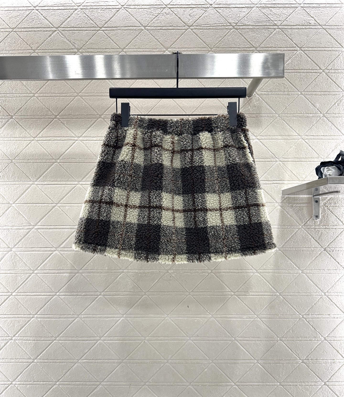 ♥Miumi♥2025新品上架 格纹泰迪毛绒外套短裙套装通体饰以泰迪毛绒材质，质感柔软舒适，时髦洋气，立