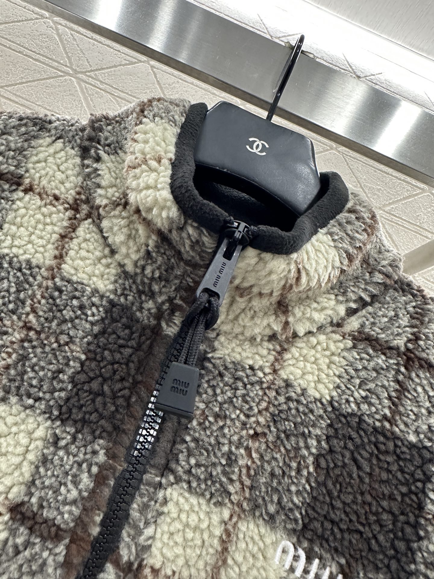 ♥Miumi♥2025新品上架 格纹泰迪毛绒外套短裙套装通体饰以泰迪毛绒材质，质感柔软舒适，时髦洋气，立