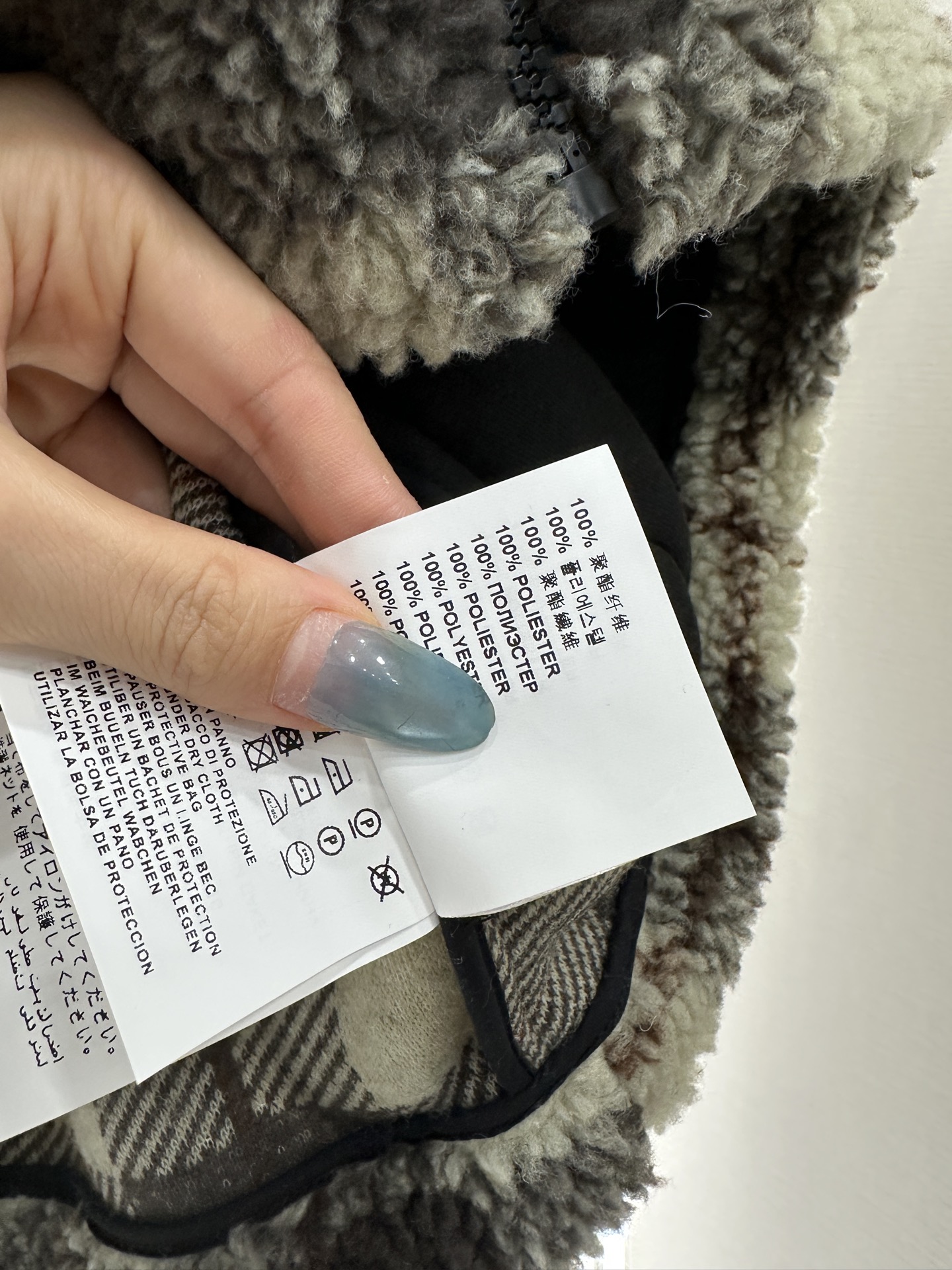 ♥Miumi♥2025新品上架 格纹泰迪毛绒外套短裙套装通体饰以泰迪毛绒材质，质感柔软舒适，时髦洋气，立