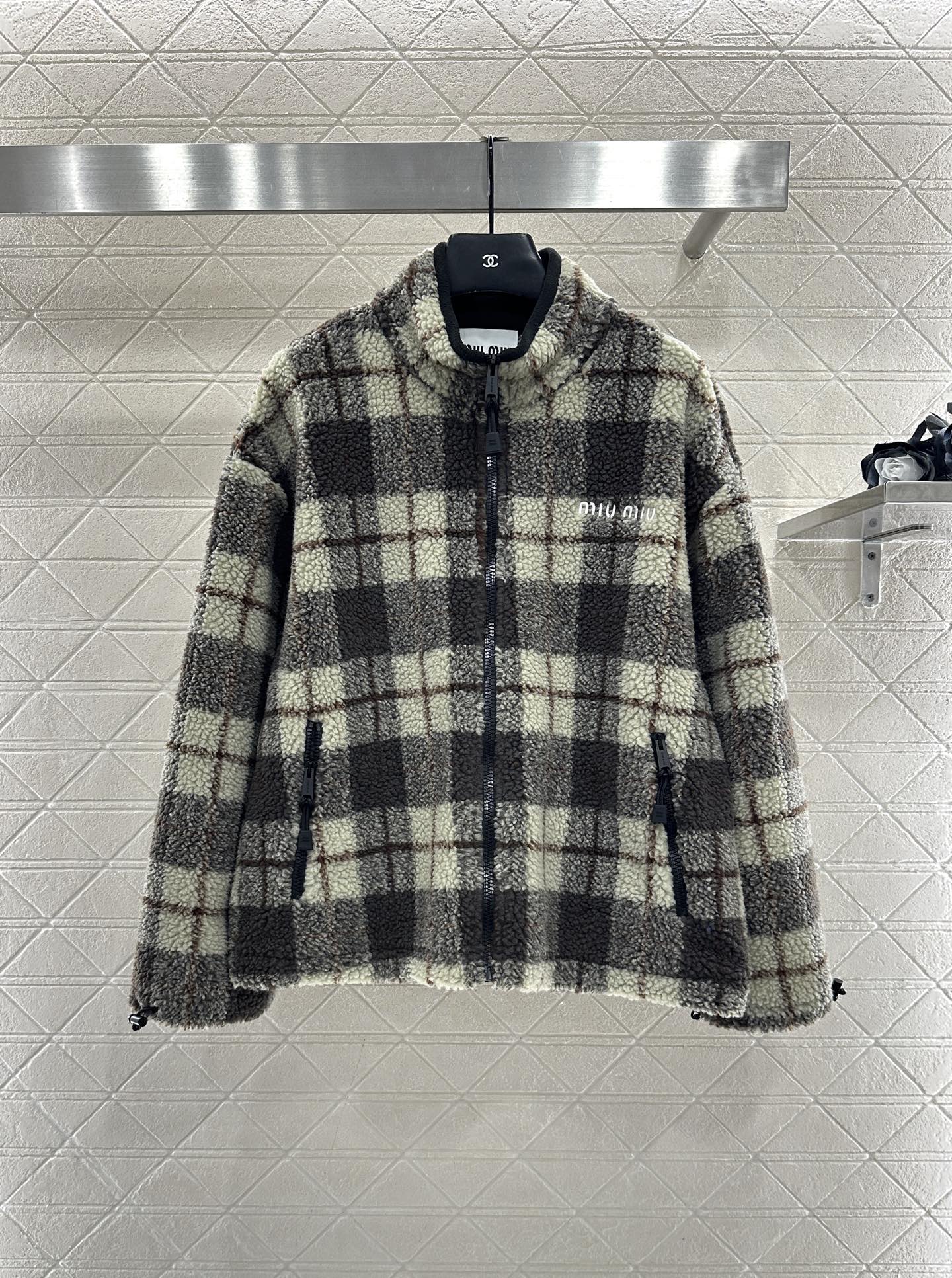 ♥Miumi♥2025新品上架 格纹泰迪毛绒外套短裙套装通体饰以泰迪毛绒材质，质感柔软舒适，时髦洋气，立