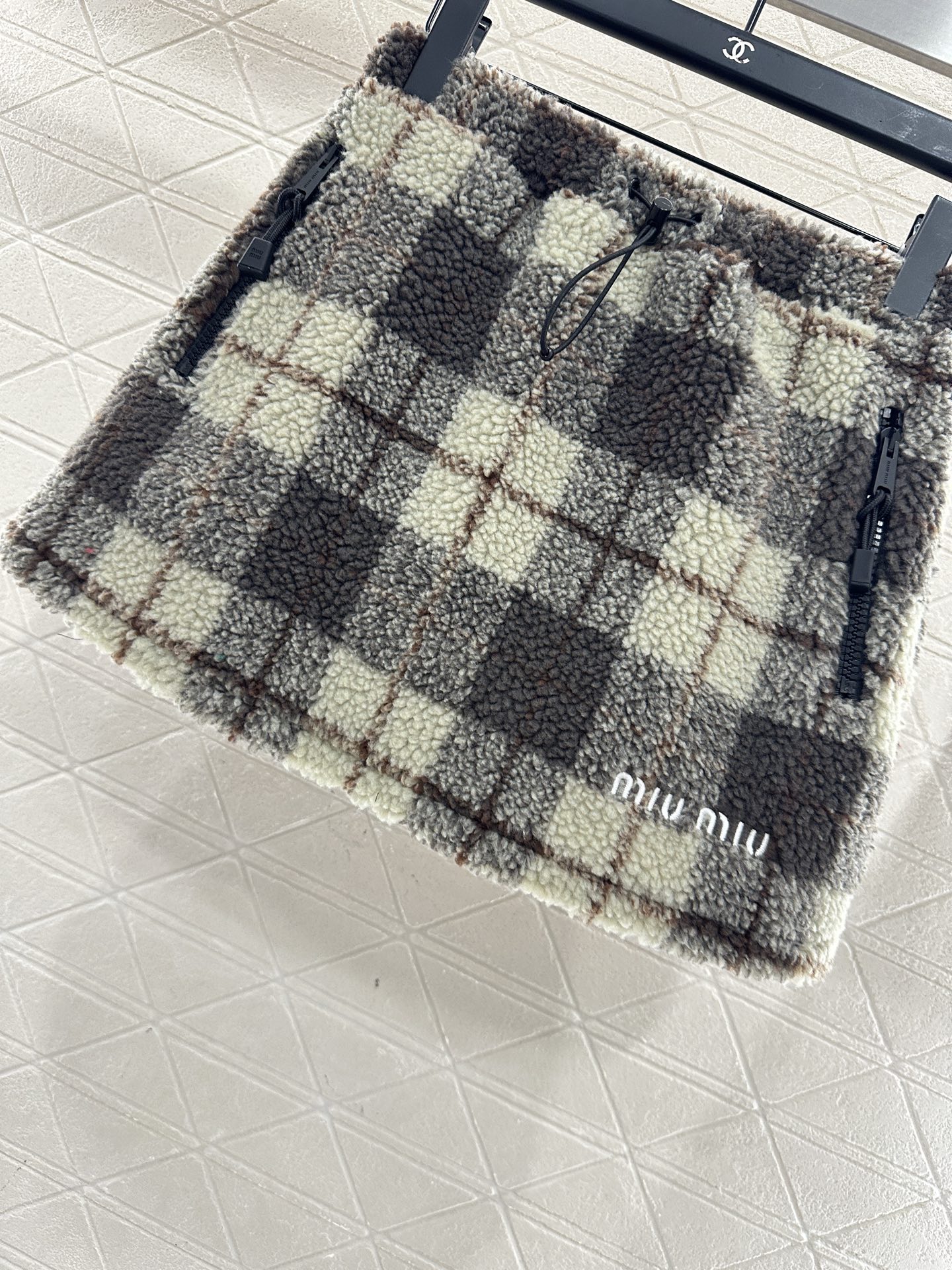 ♥Miumi♥2025新品上架 格纹泰迪毛绒外套短裙套装通体饰以泰迪毛绒材质，质感柔软舒适，时髦洋气，立