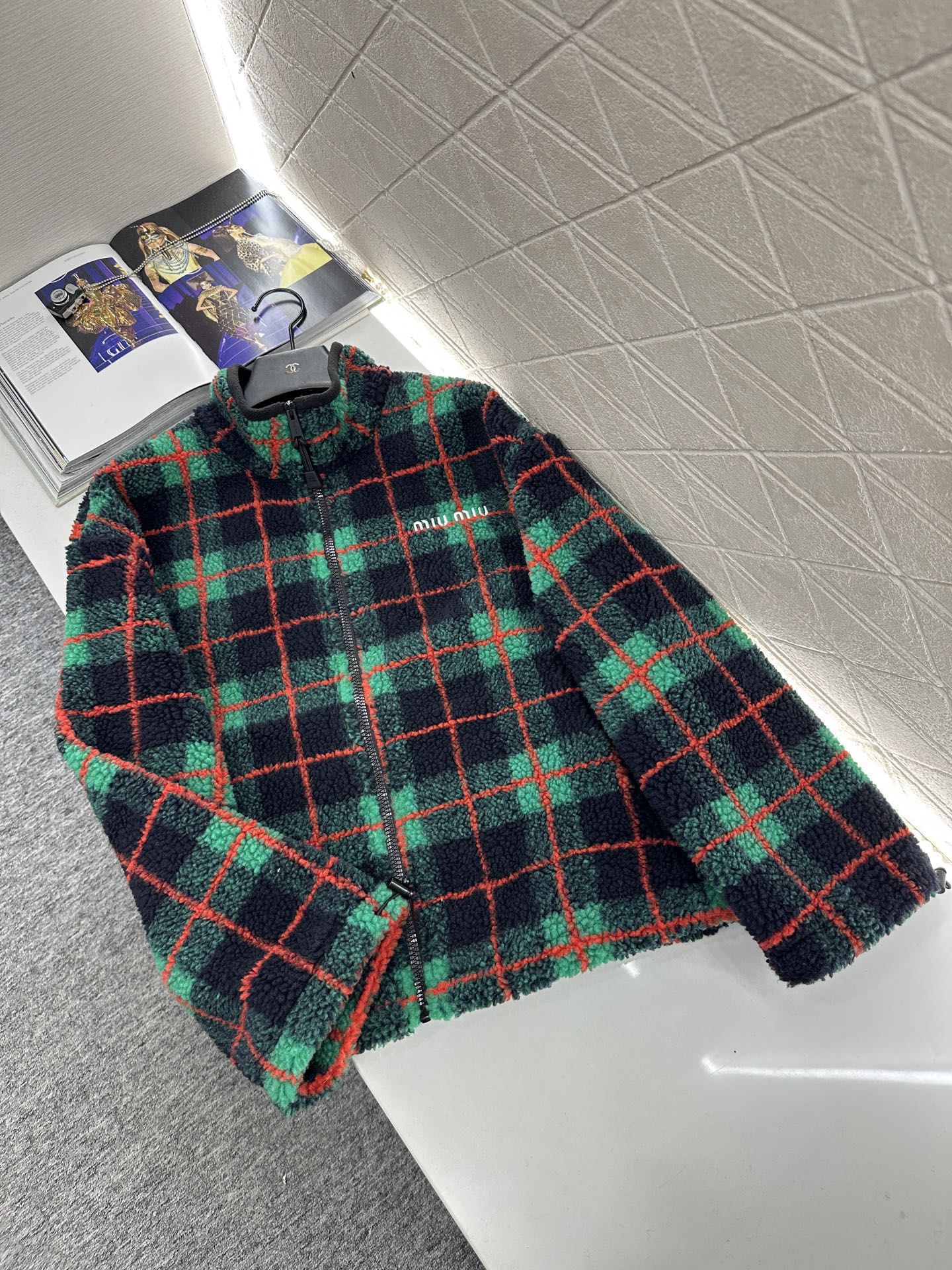 ♥Miumi♥2025新品上架 格纹泰迪毛绒外套短裙套装通体饰以泰迪毛绒材质，质感柔软舒适，时髦洋气，立